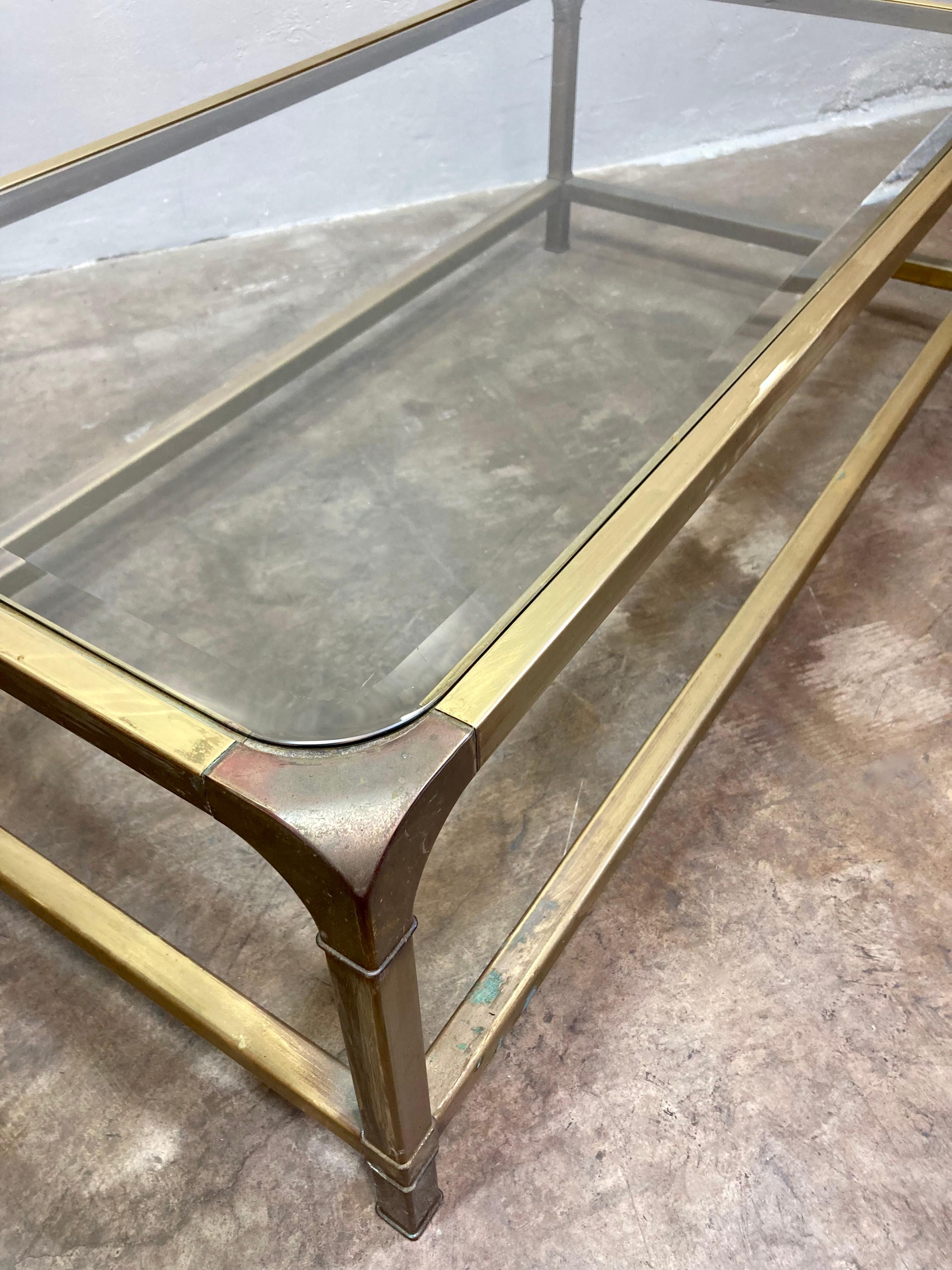Américain Table basse vintage en laiton et verre Mastercraft en vente
