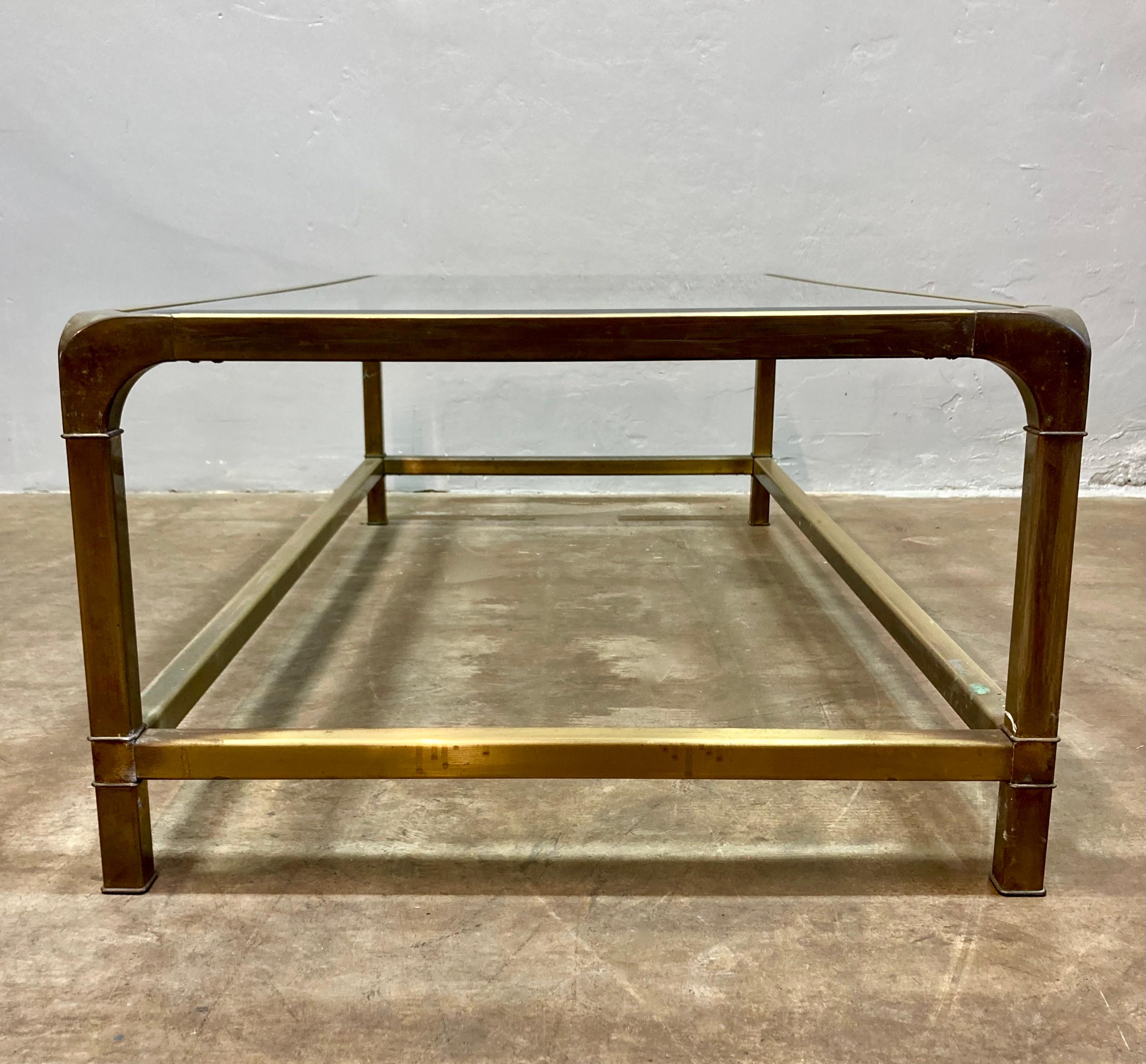 Table basse vintage en laiton et verre Mastercraft en vente 1