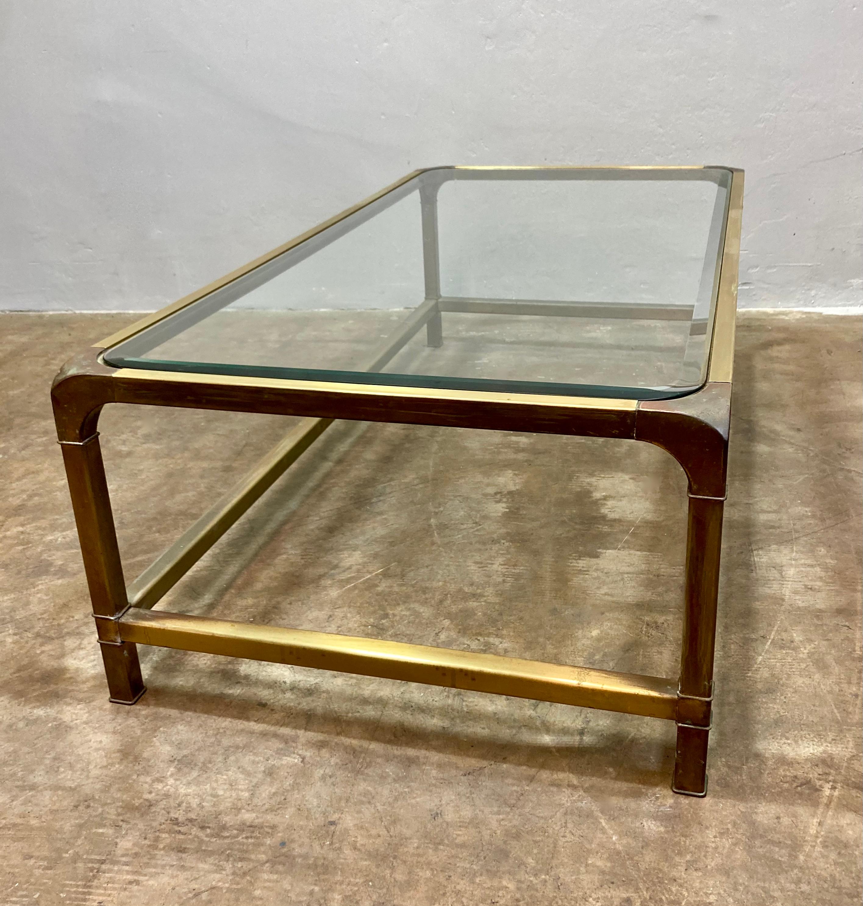 Table basse vintage en laiton et verre Mastercraft en vente 2