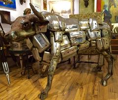 "Bull":: grande sculpture composée de pare-chocs de voitures par John Kearney