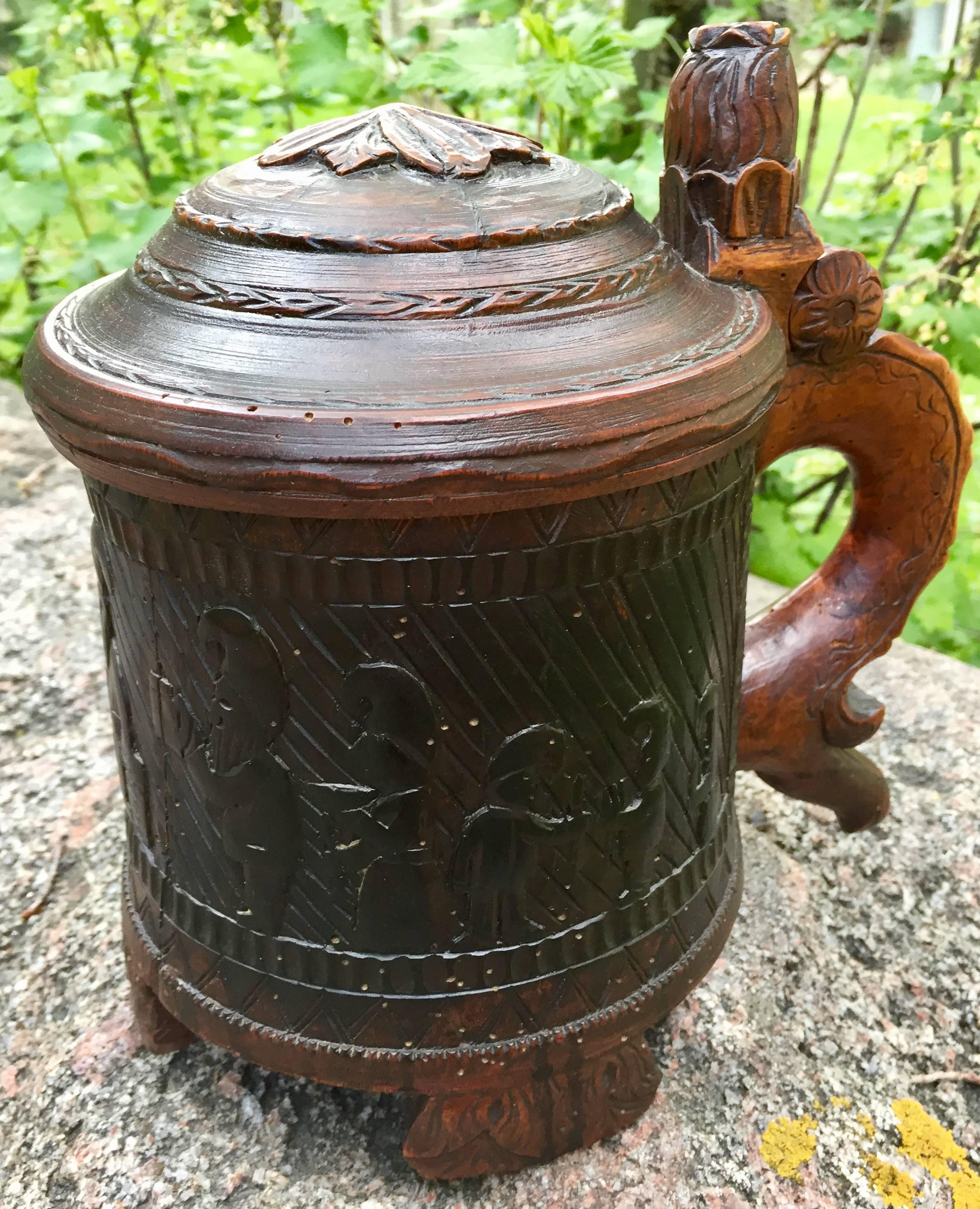 Une famille de gnomes entoure l'ensemble de la chope. Construction ancienne à chevilles, en excellent état général. Il y a fort à parier que vous n'en verrez jamais d'autre comme celui-ci !