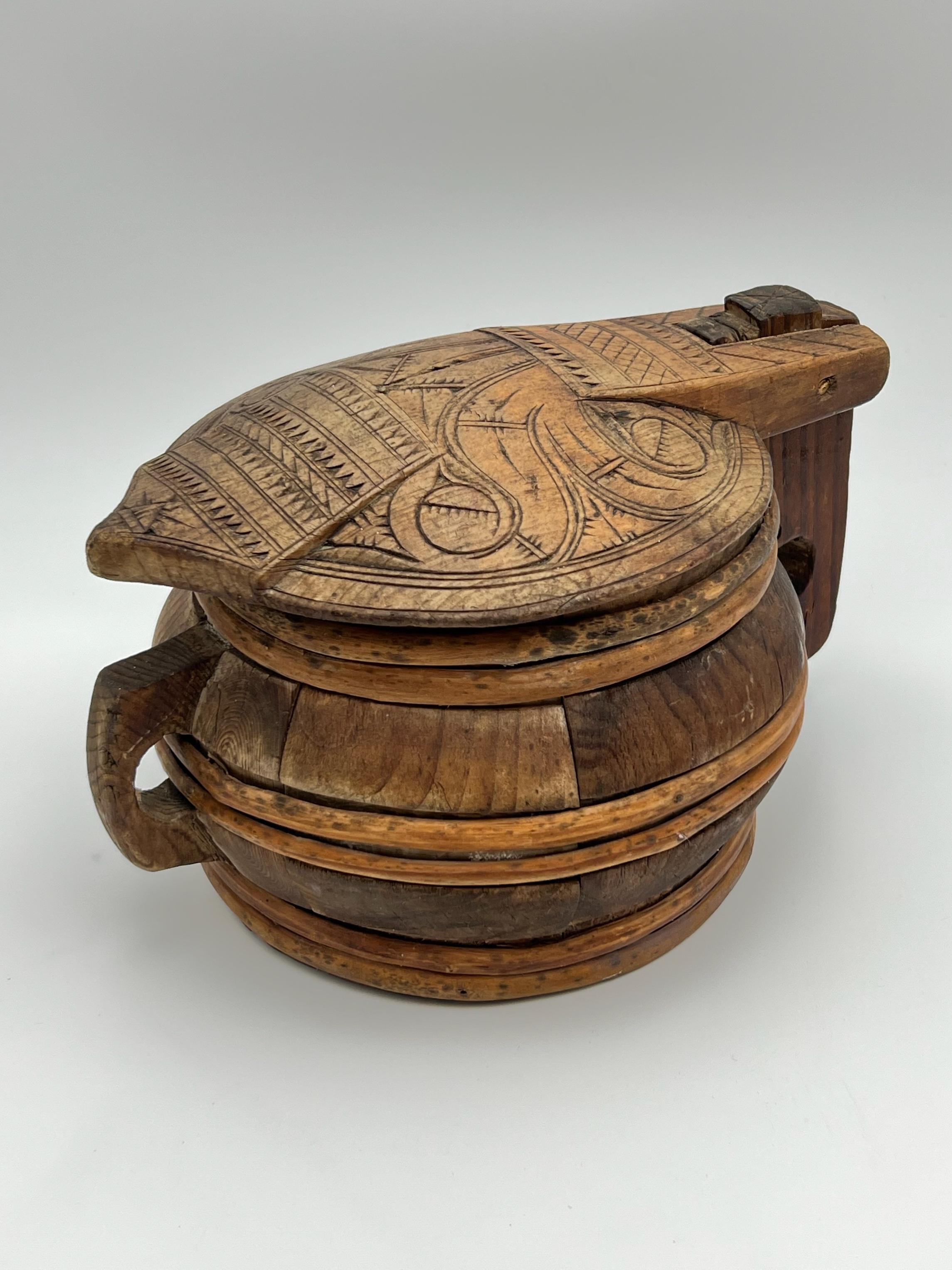 Rarissime ancienne jarre islandaise Askur avec couvercle (vers 1800-1850) - Pièce de collection de qualité muséale

Cet exceptionnel Askur, récipient traditionnel islandais pour le stockage des aliments, est un chef-d'œuvre rare et primitif de l'art