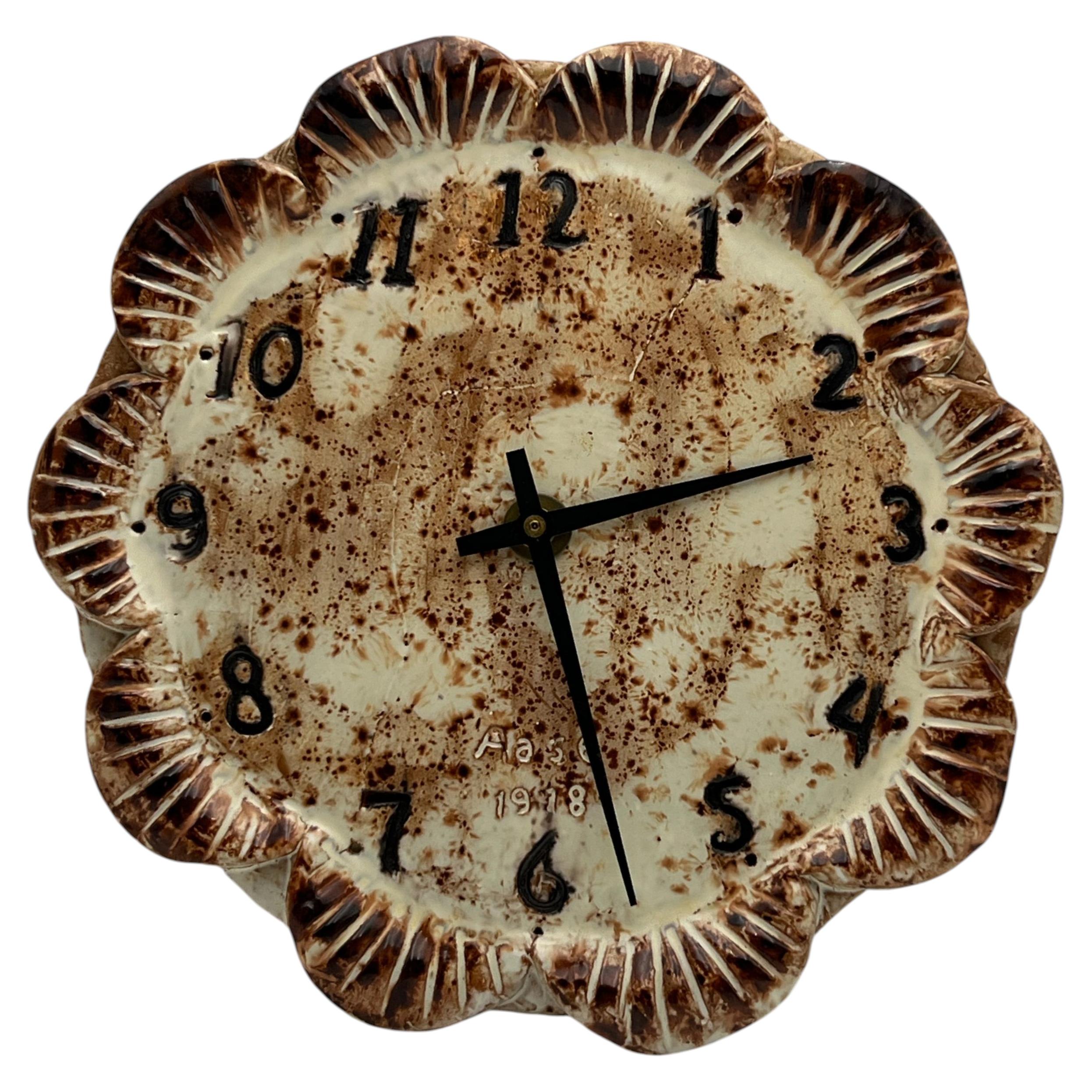 1978 – Skandinavische, handgeformte Keramik-Wanduhr, Unikat, Aase Lommerud, Norwegen im Angebot