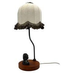 Lámpara de mesa escultural de diseño escandinavo, de teca y latón, de alrededor de la década de 1950