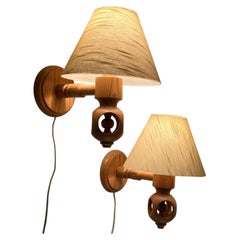 Ein Paar schwedische Vintage-Wandleuchten aus massivem, gedrechseltem Kiefernholz, mit Originalschirm, um 1970
