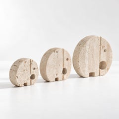 Ensemble de trois sculptures d'éléphants en travertin italien des années 1970, réalisées par Enzo Mari