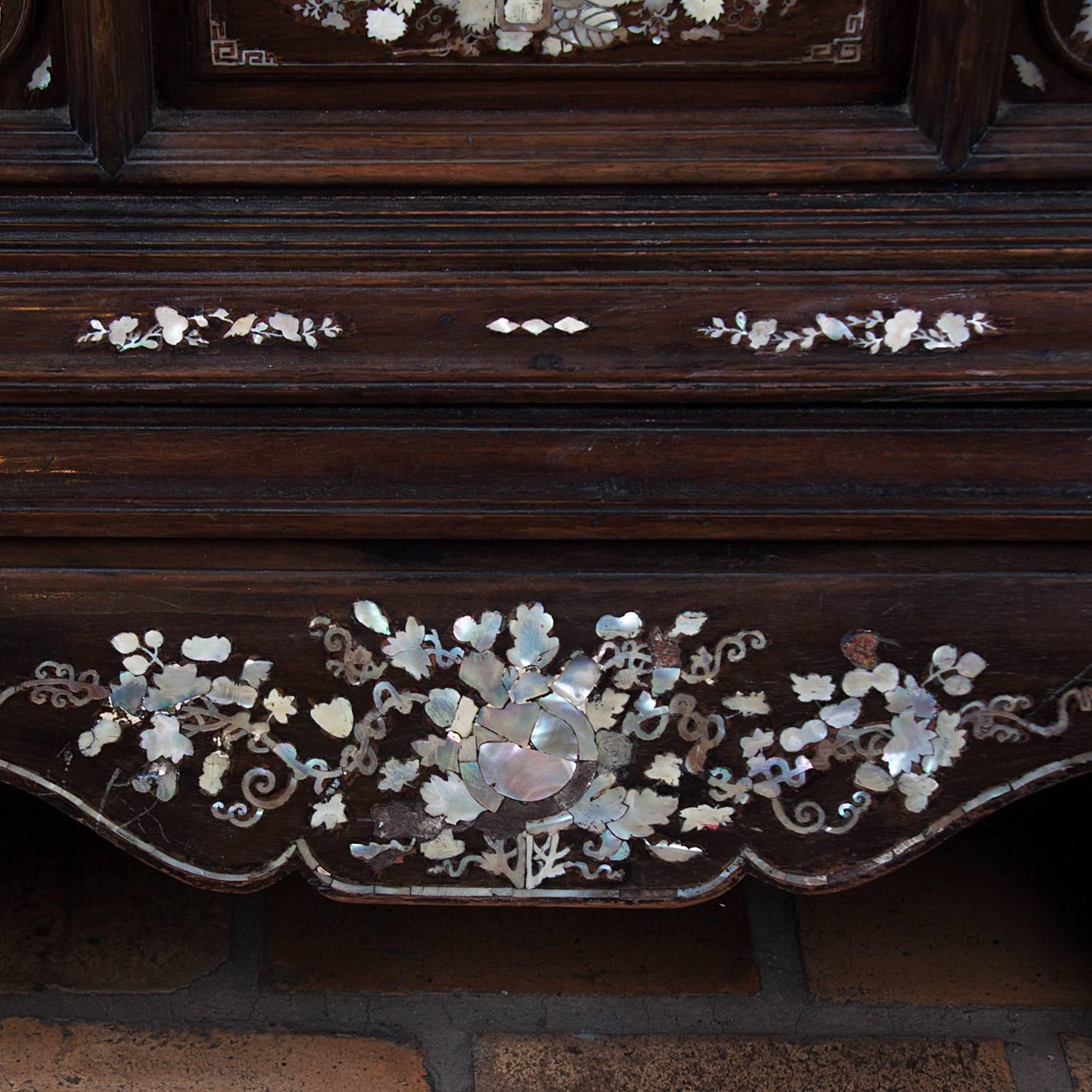 19th Century Rosewood Chest, Inlaid with the Mother-of-Pearl 4