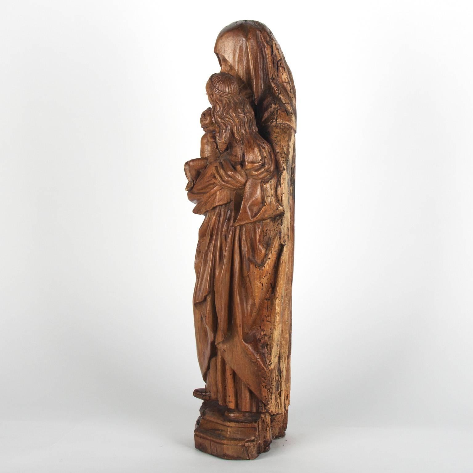 Walnut wooden Anna Selbdritt group, environment Brabant, Malines
1480-1520
In this enchanting group Saint Anne holds the Virgin with the Child Christ tenderly.
Carved in high relief.