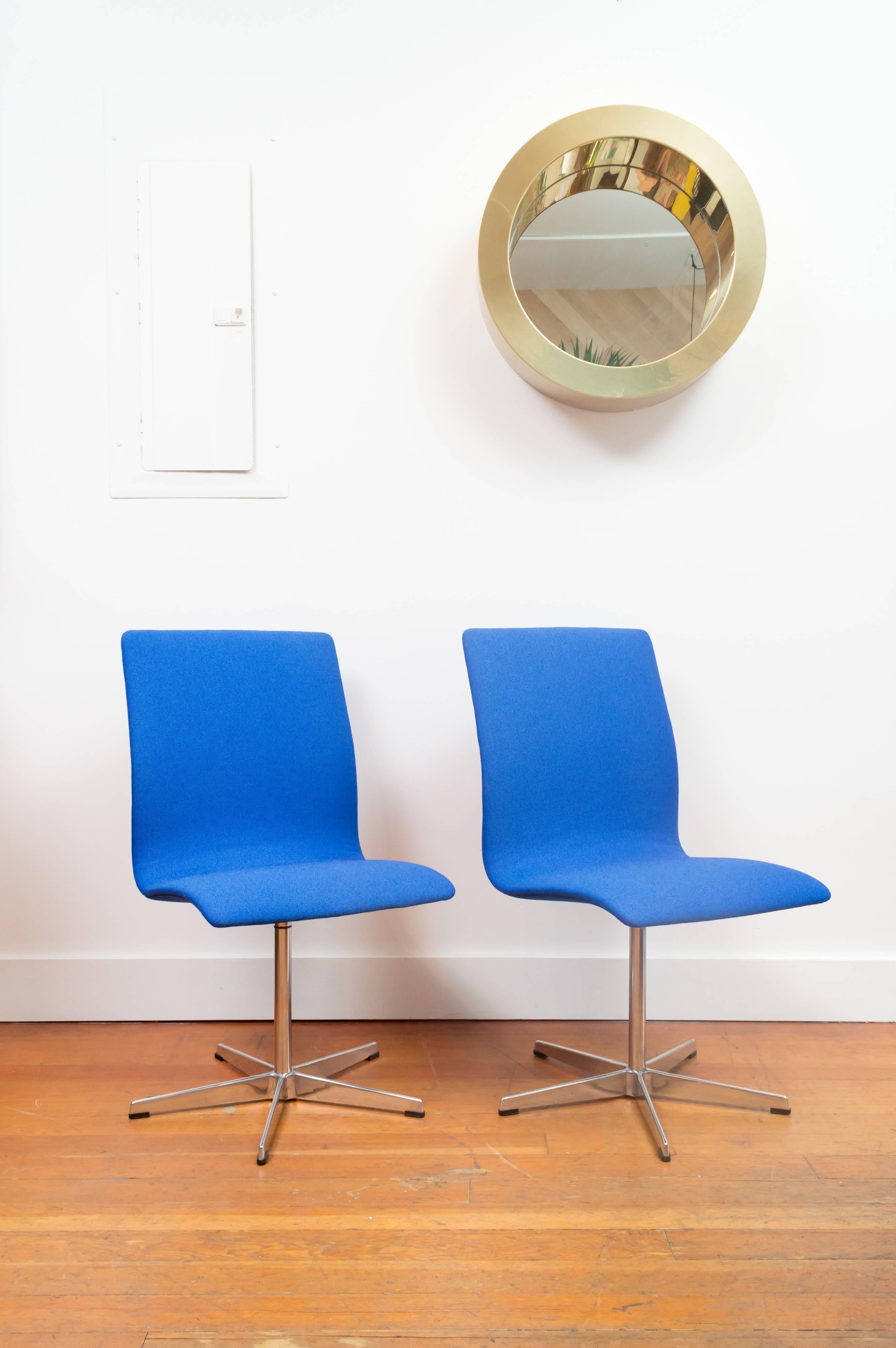 Oxford chair in a vibrant blue Maharam fabric designed by Arne Jacobsen for Fritz Hansen, Denmark. This example produced in 1971.
Newly reupholstered and bases have been polished.