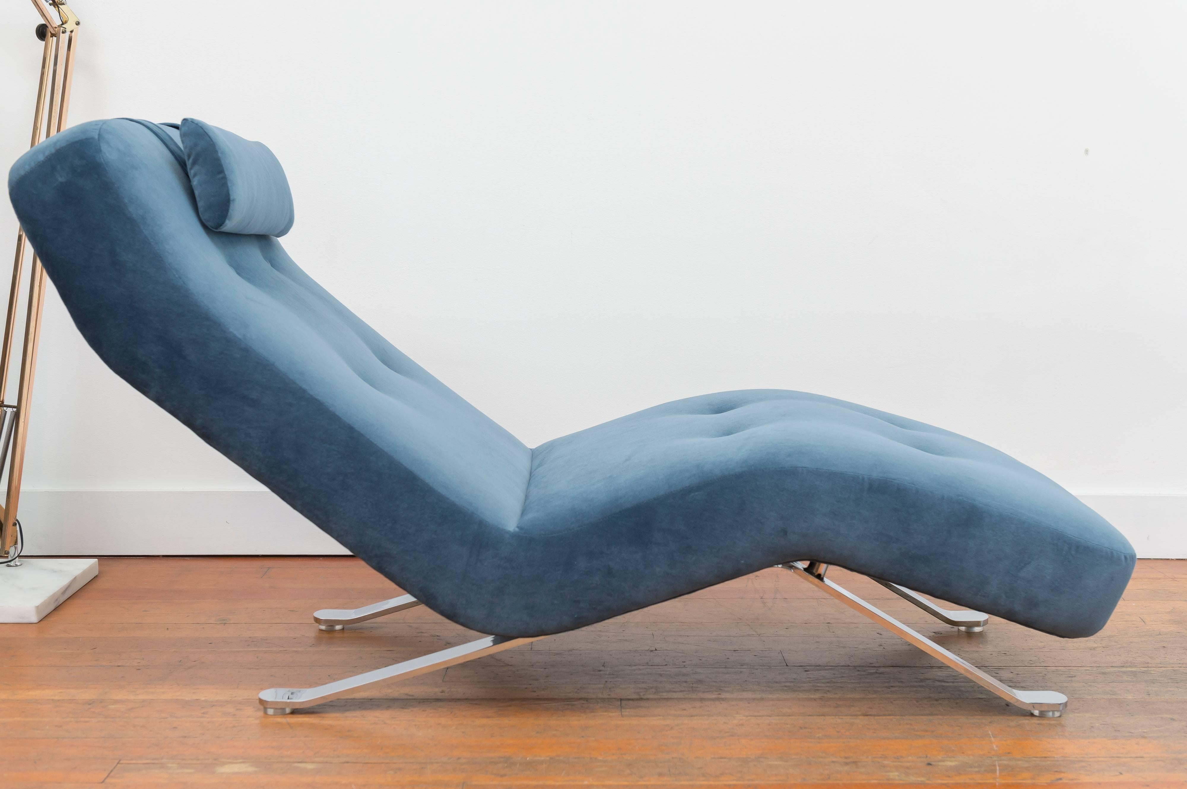 Handsome velvet chaise longue in a cotton velvet upholstery.