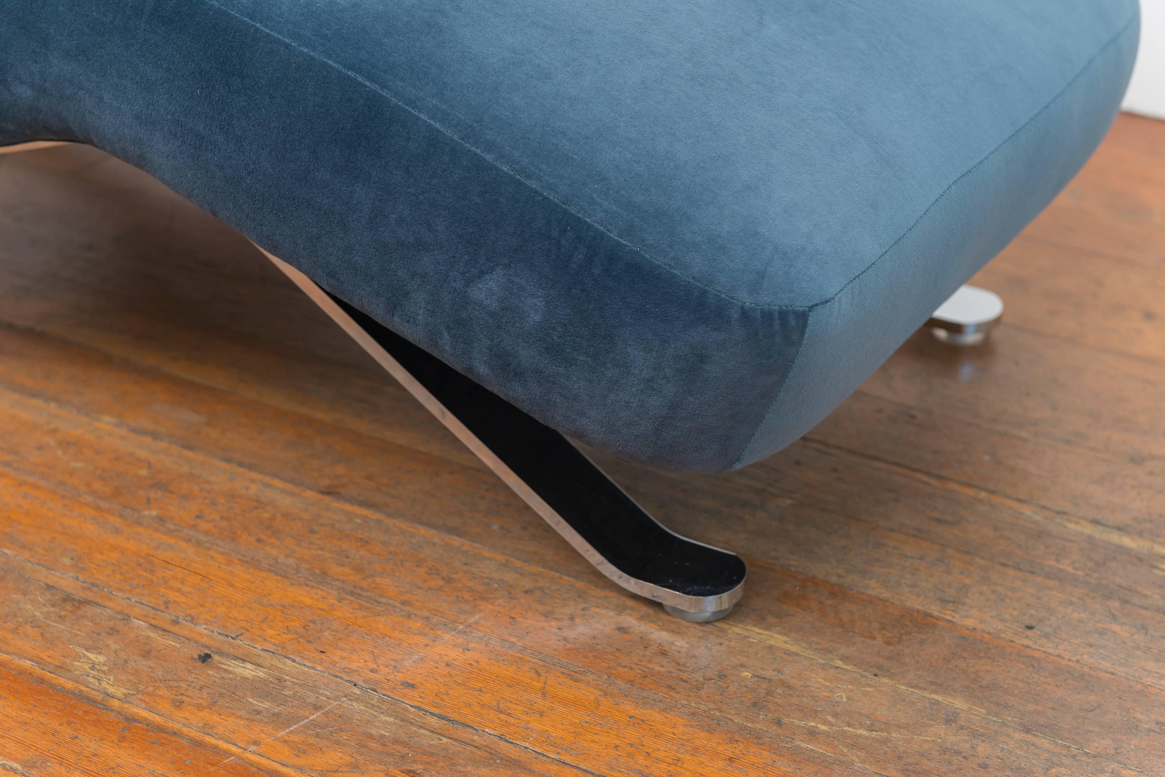 Late 20th Century Velvet and Chrome Chaise Longue For Sale