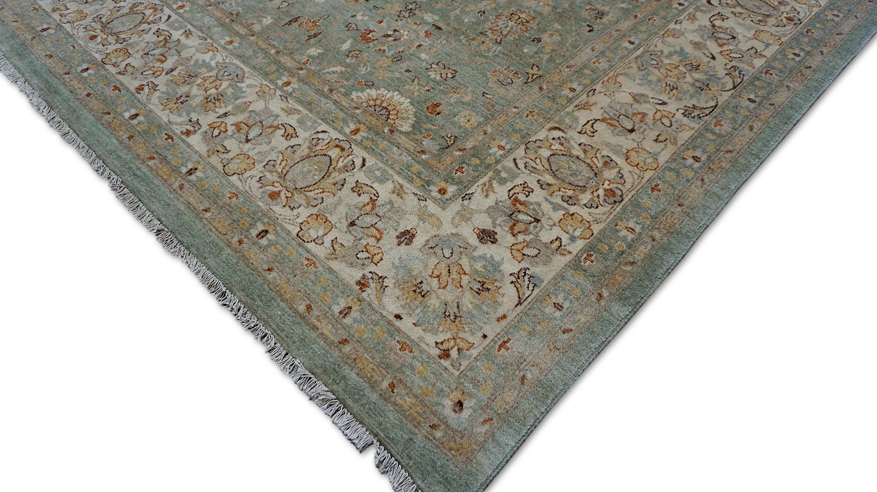 Dieser fein handgeknüpfte Sultanabad-Teppich fängt die zeitlose Eleganz des persischen Designs mit seinem üppigen, weichen Feld und den komplizierten Blumenmotiven ein. Dieser Teppich aus hochwertiger, handgesponnener Wolle zeichnet sich durch ein