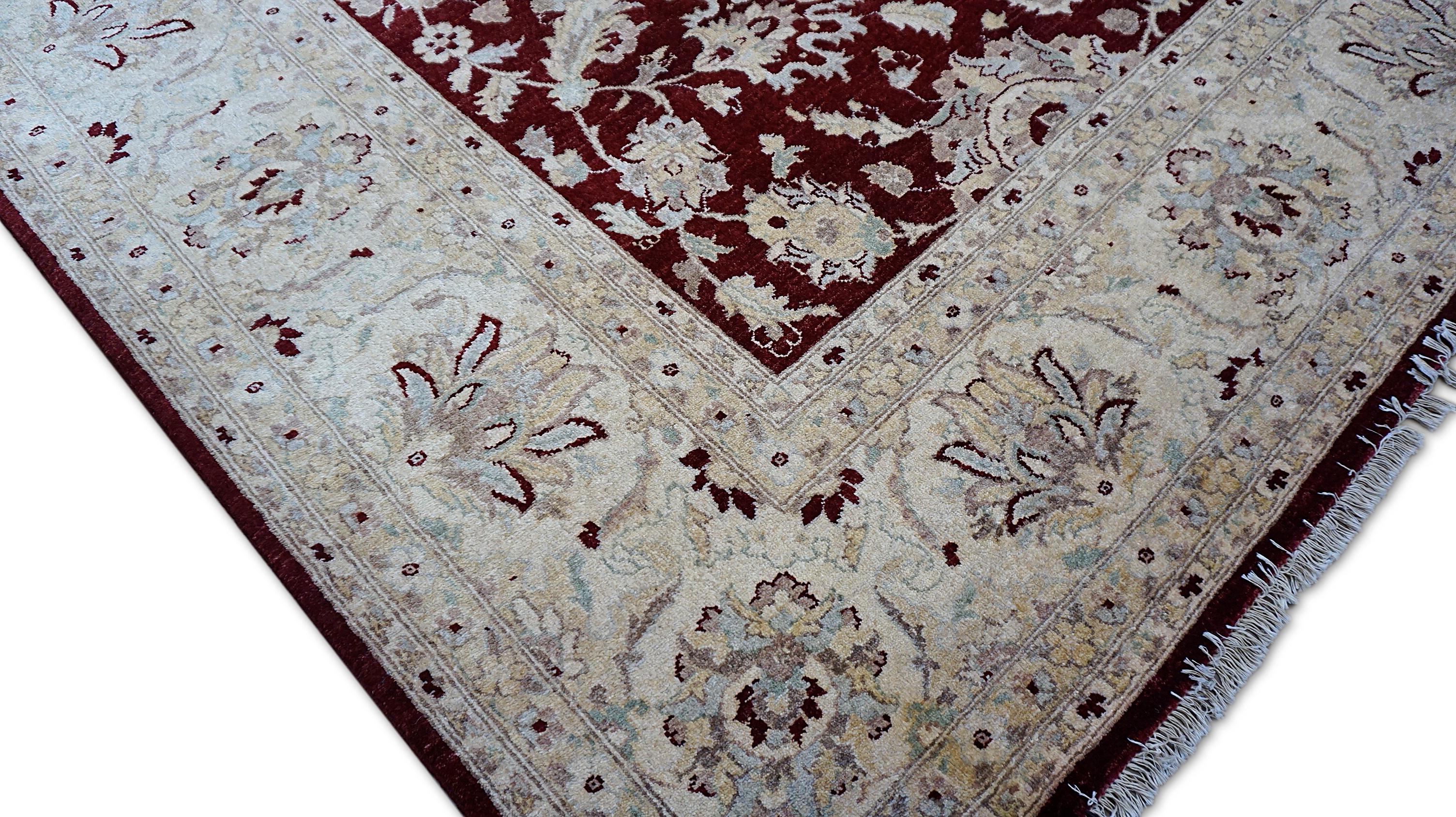 Dieser atemberaubende, handgeknüpfte Sultanabad-Teppich zeigt die zeitlose Eleganz und komplizierte Handwerkskunst der traditionellen persischen Weberei. Das aus handgesponnener Wolle gefertigte Stück zeigt ein sattes, tiefes Burgunderrot mit creme-