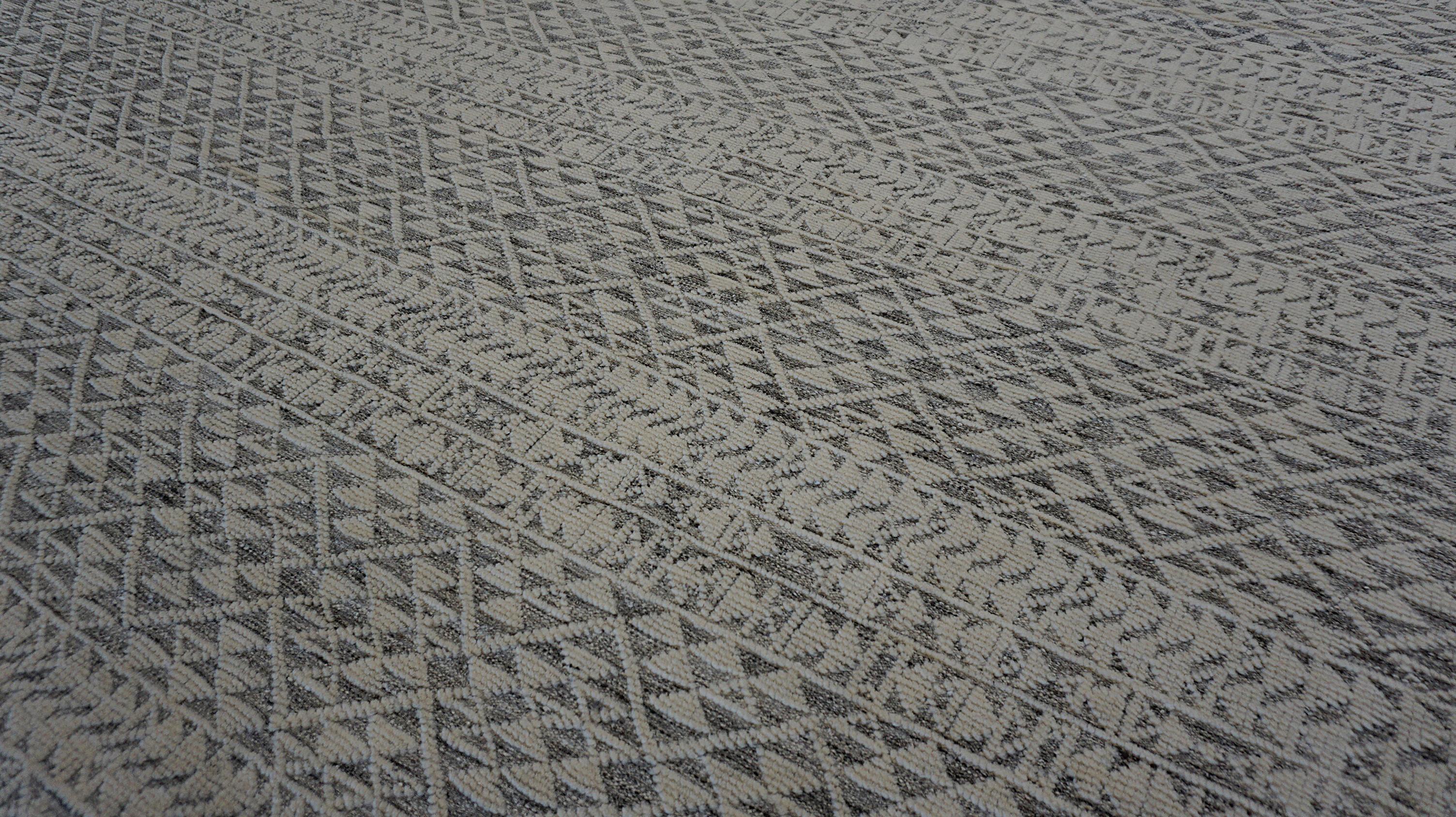 Geometrisch Grau und Elfenbein Handgeknüpfter Wollteppich 9'11''x14' (21. Jahrhundert und zeitgenössisch) im Angebot