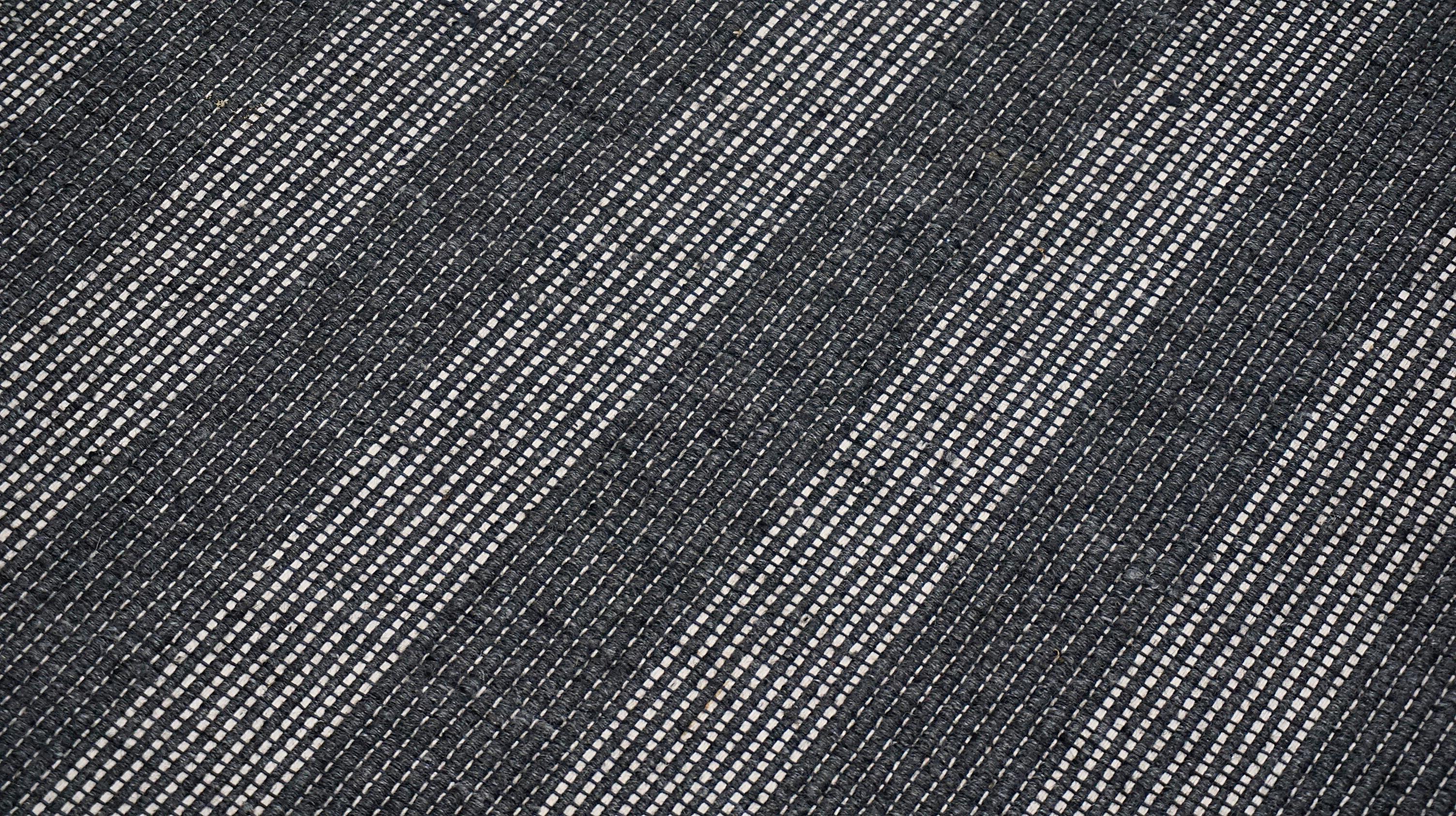 Modern Charcoal  Gestreifter Flachgewebe-Teppich aus Wolle 9'x11'10'' (Moderne) im Angebot