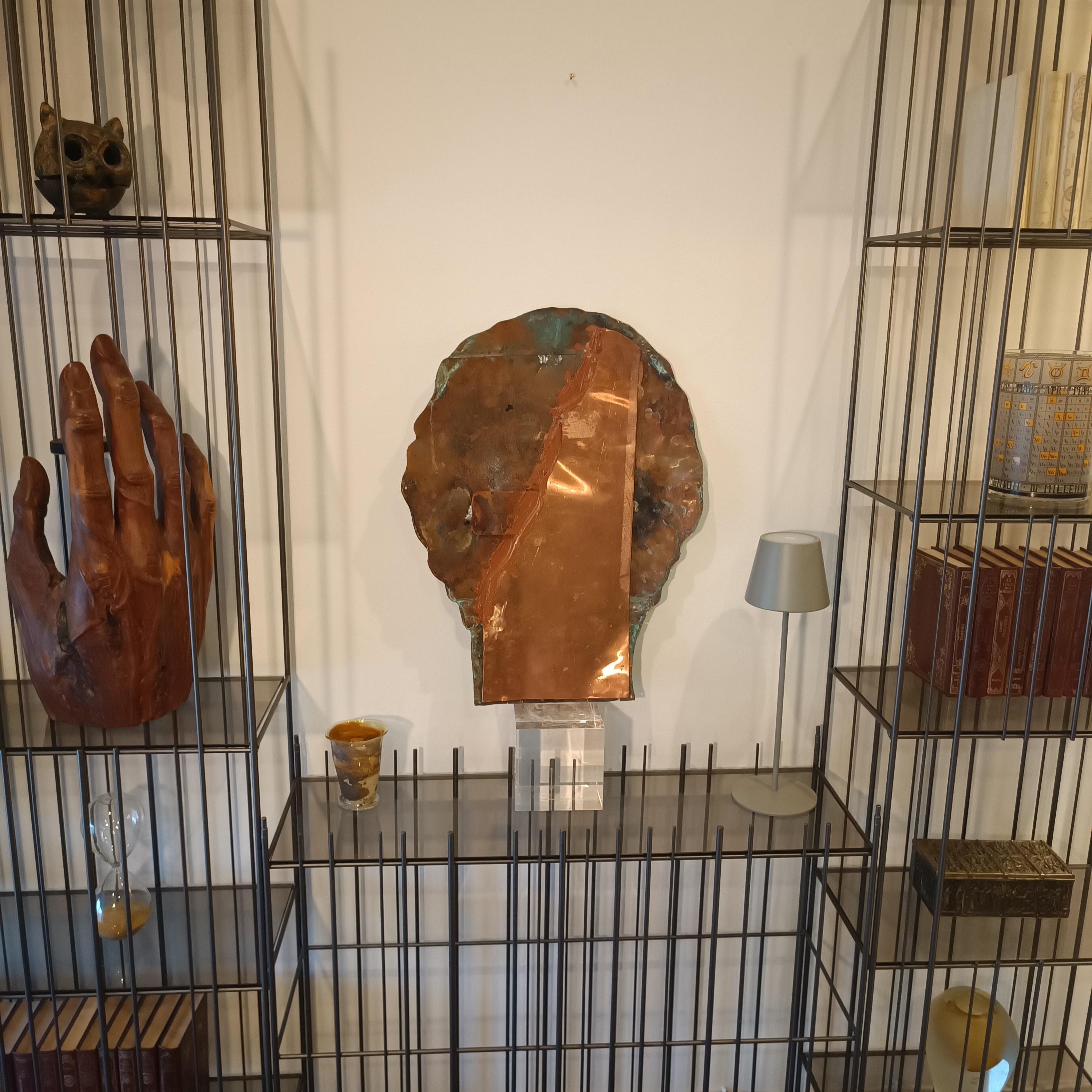 La maschera – Scultura in rame ossidato di Alessandro La Motta

Il fascino unico del rame vivo
Questa straordinaria scultura in rame ossidato – cm 56 × 45 – rappresenta una maschera misteriosa, sospesa tra antichità mediterranea e sensibilità