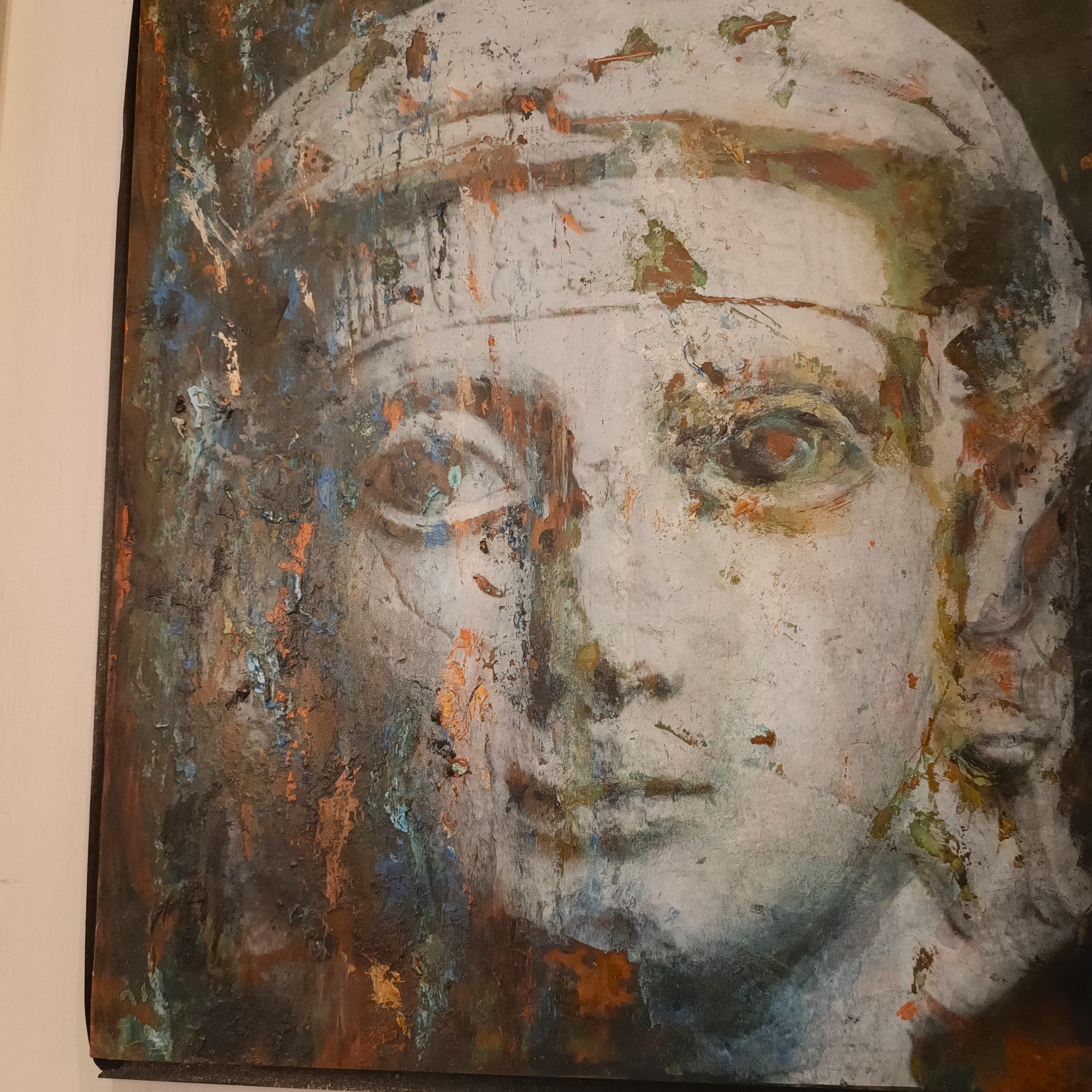 La seduzione silenziosa de “La Misteriosa”

La Misteriosa è un dipinto su rame – olio e smalto – firmato da Alessandro La Motta, artista presente alla 54ª Biennale di Venezia. Già dal primo sguardo, l’opera cattura lo spettatore con un volto