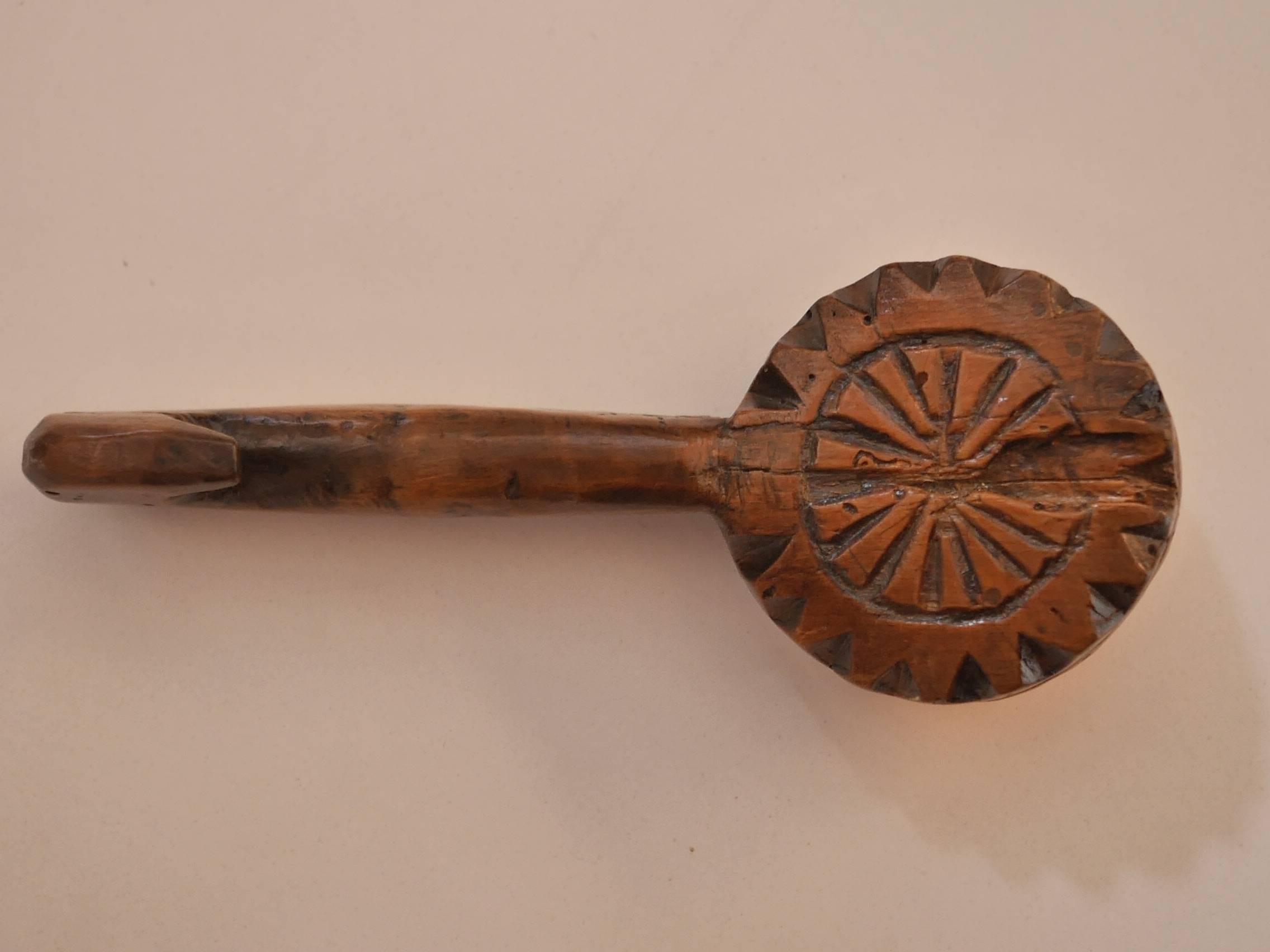 Typical Queyras Valley wooden bread stamp, carved on both faces with two different rosettes, characteristic from the French alps folk style.

Bread and butter were the basics of French folks all along the 18th-19th century, especially the