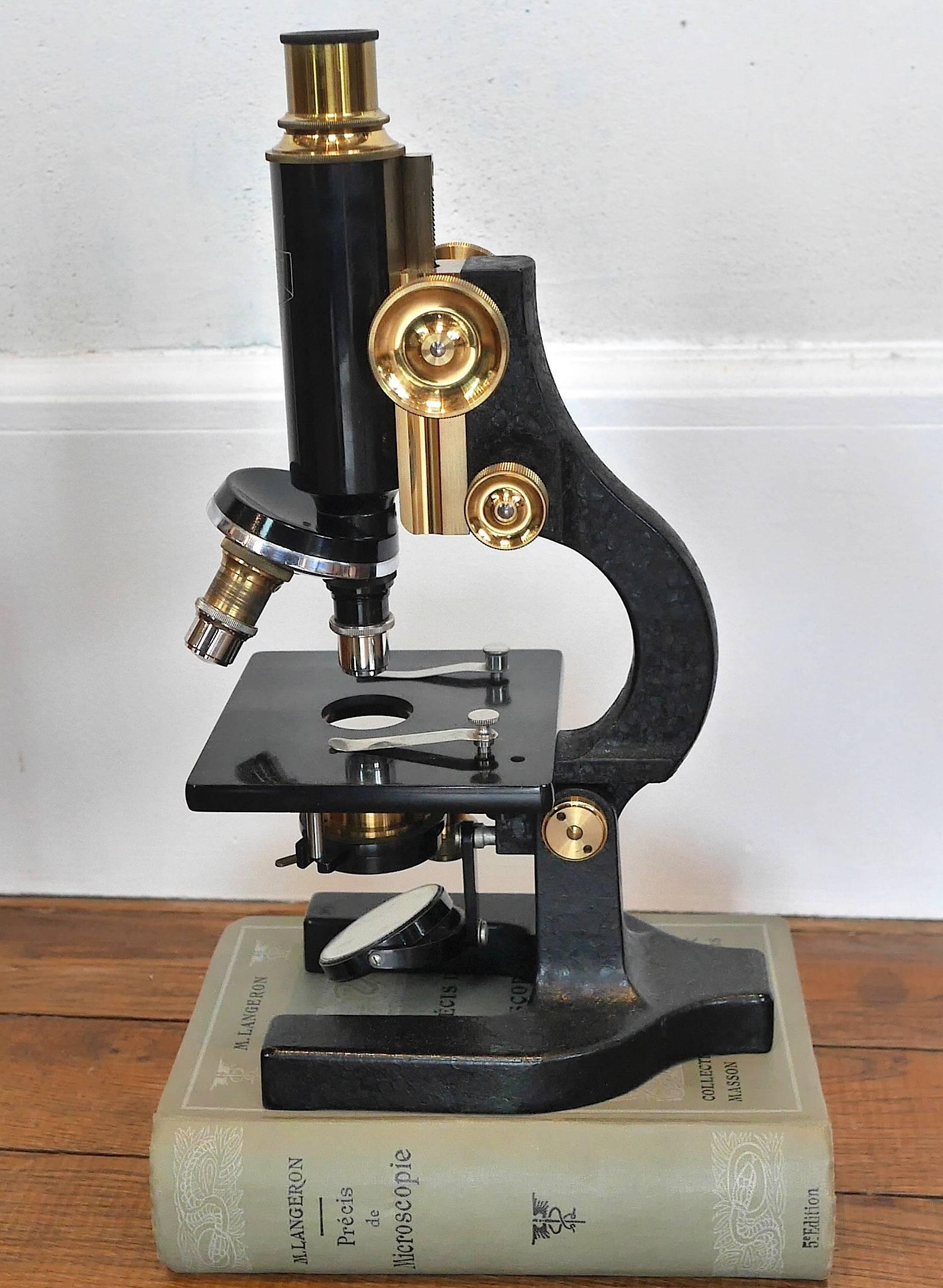 Nachet a été l'un des premiers fabricants de microscopes. 
En 1839, après six années de stage dans l'atelier de Charles Chevalier, Camille Sébastien Nachet ouvre le sien. Vingt ans plus tard, il comptait parmi les fabricants de microscopes