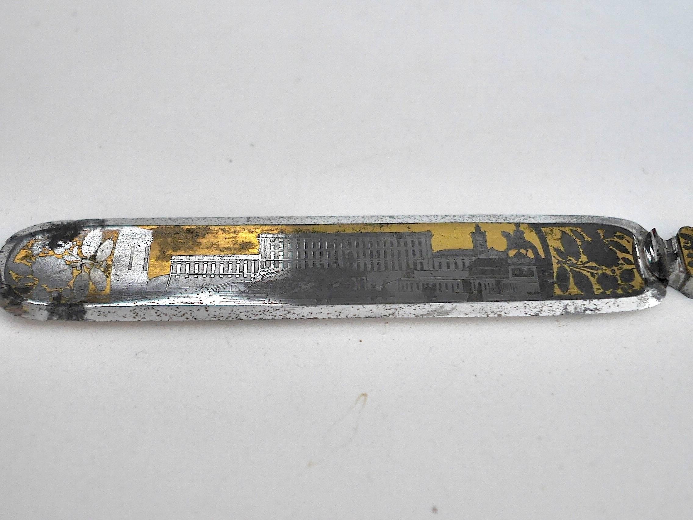 Beautiful steal paper knife inlaid with gold leaves, featuring a floral decors and views of Swedish monuments. It was dedicated to Jeanne Defresnes whose name is engraved on one side of the blade.
It has been manufactured in Sweden by Adolf