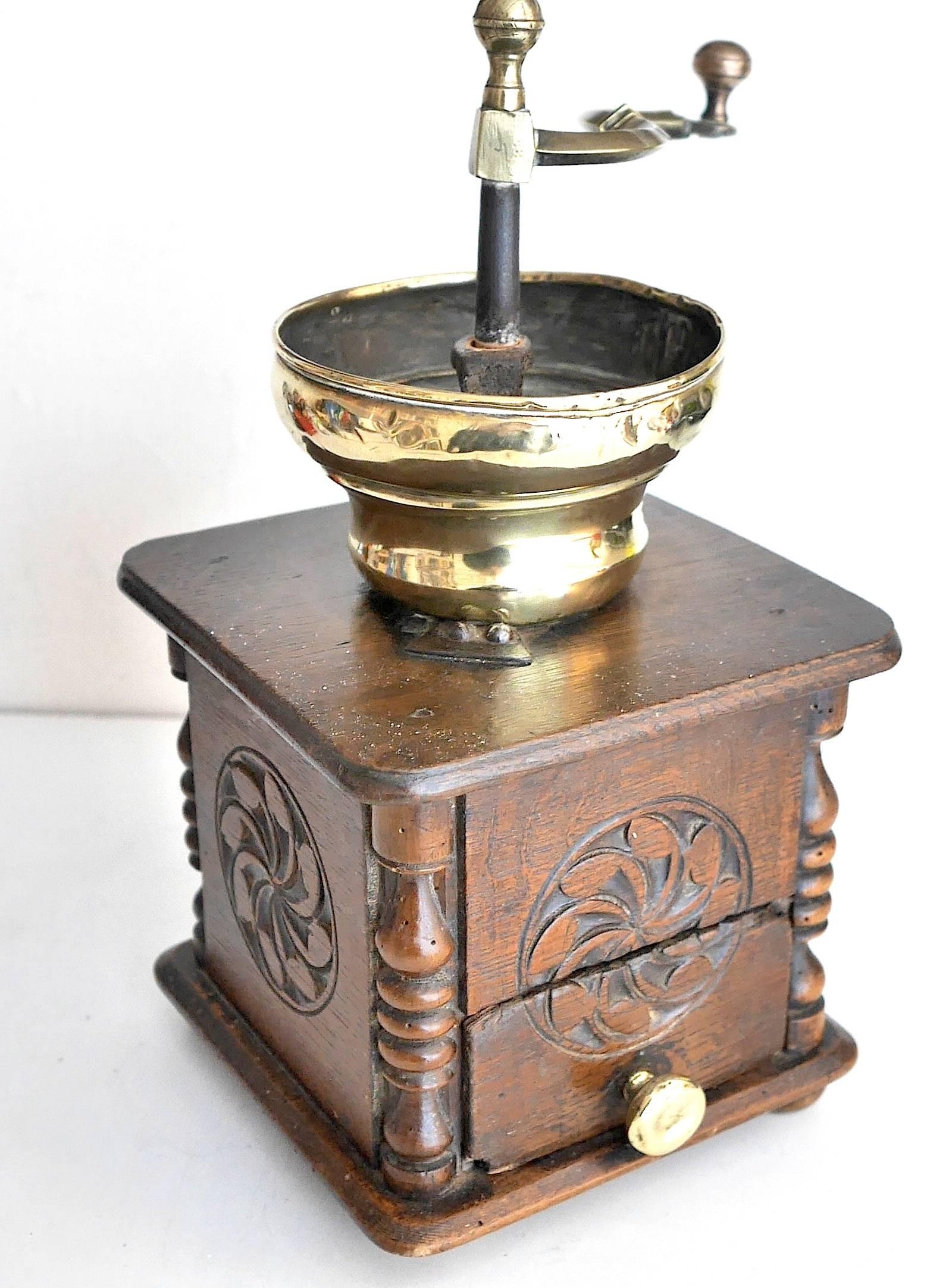 Early 19th Century Belgian Coffee Grinder In Excellent Condition In Paris, FR