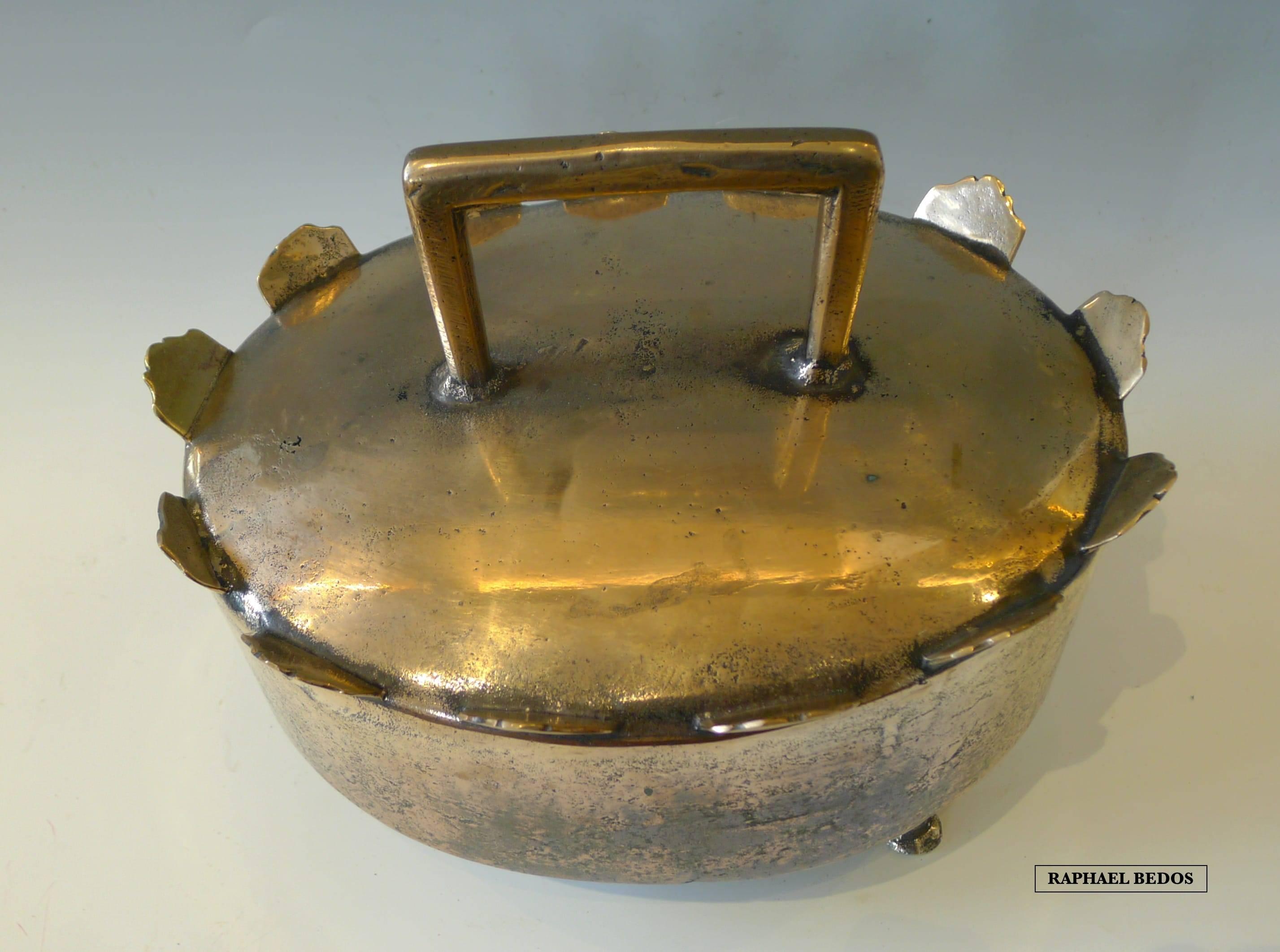 Hammered casserole dish in brass (airain).