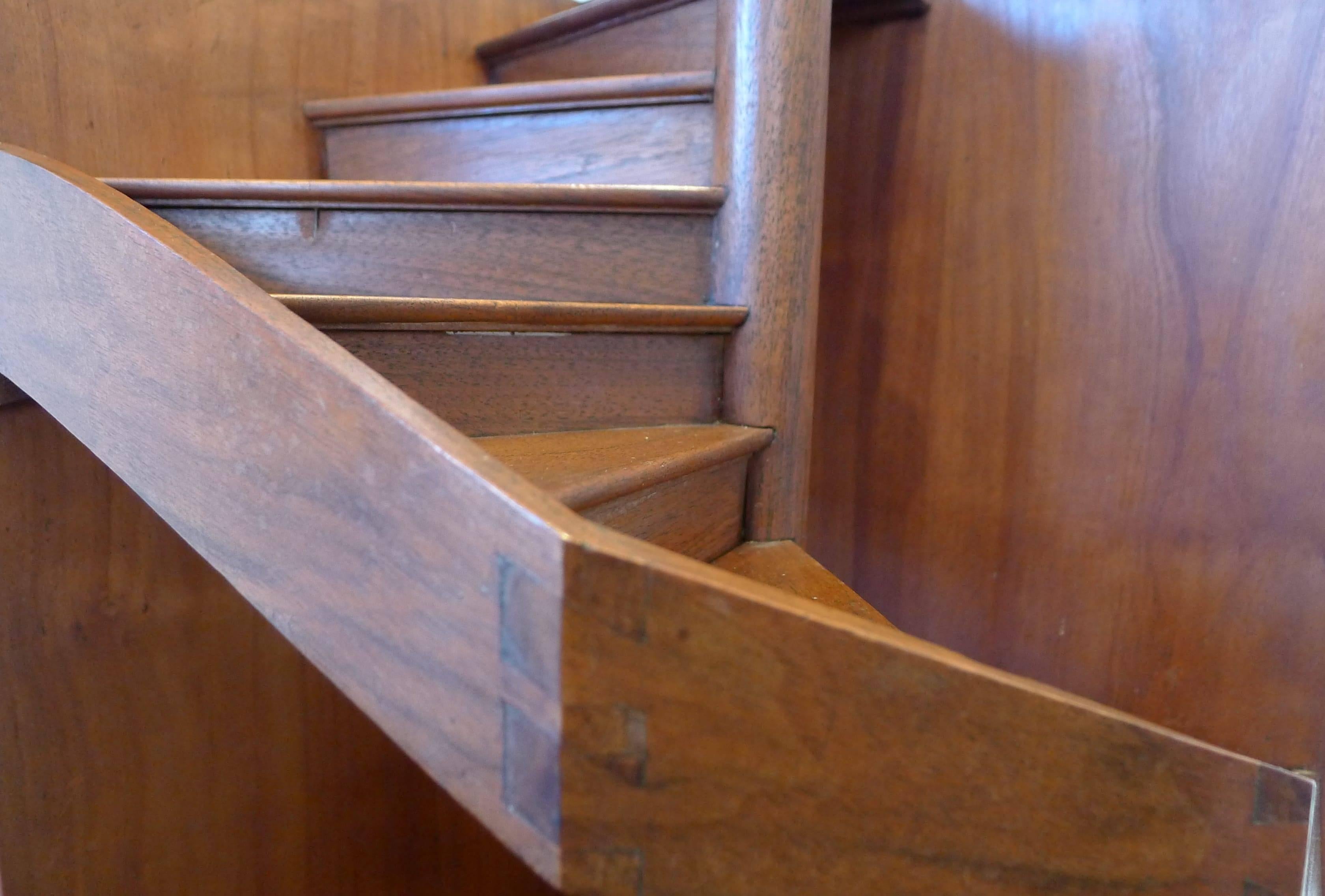 Researched and collected

Helical staircase to the right between pilaster and rack in a heptagonal plan. (17 walking)

Mahogany.