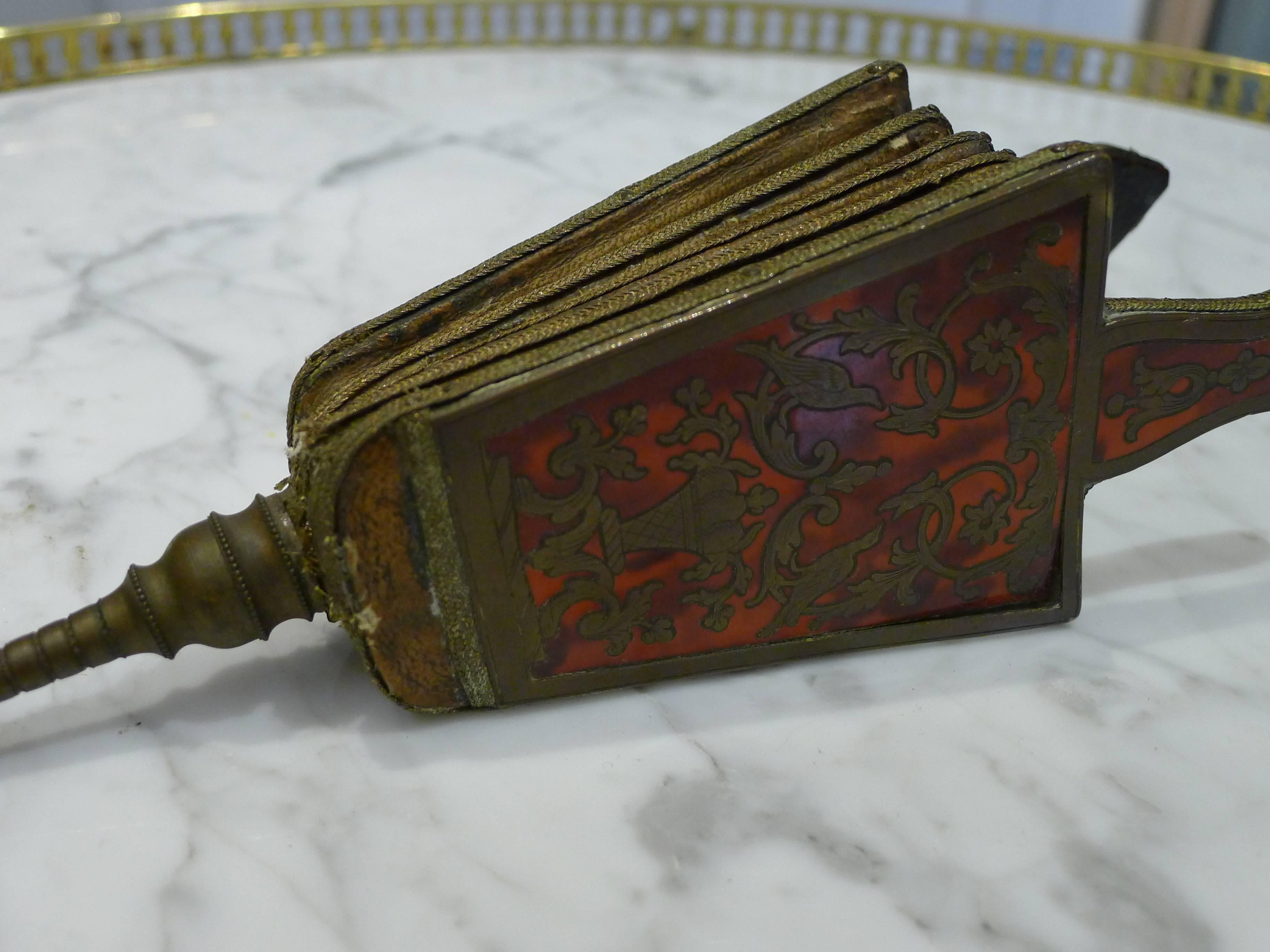 Adorable little bellows decorated with motifs inlaid and marquetry, a side 