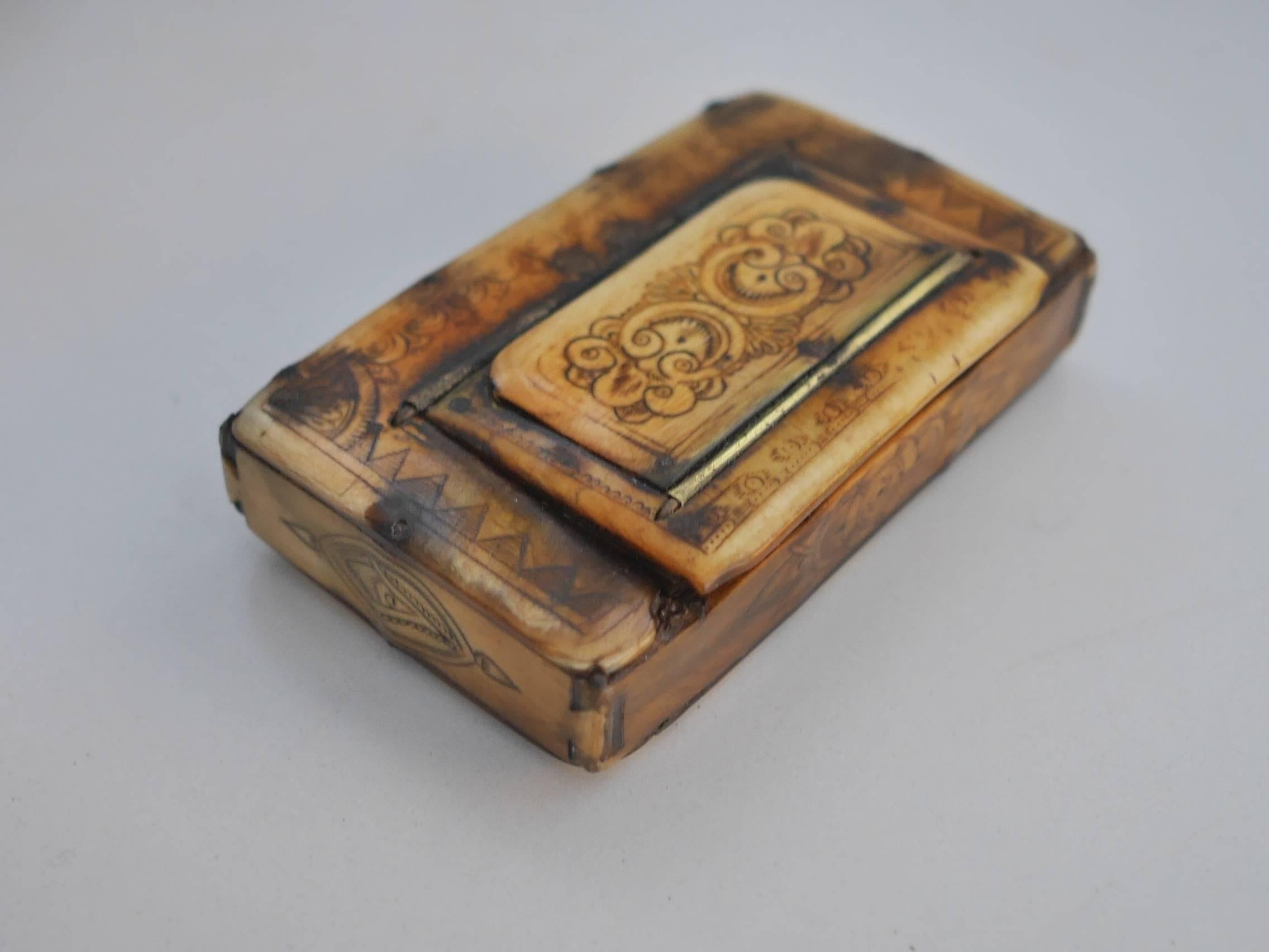 Beautifully engraved Horn snuffbox with a double opening: a big main lid that opens the box entirely for the owner's consumption and a smaller one with two holes of a finger's size that was meant to control the portion delivered to someone asking