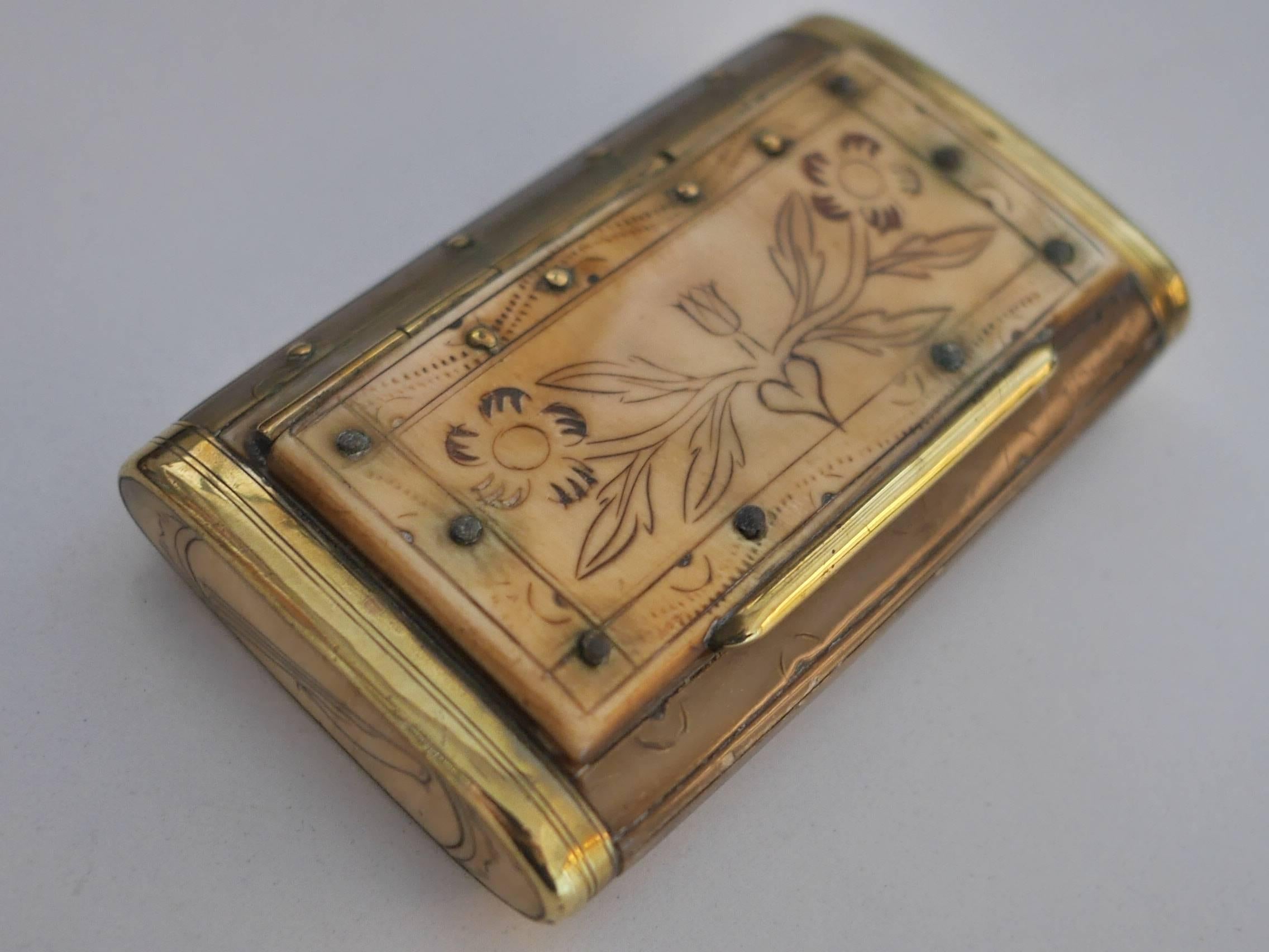 French 19th Century Horn Snuffbox For Sale
