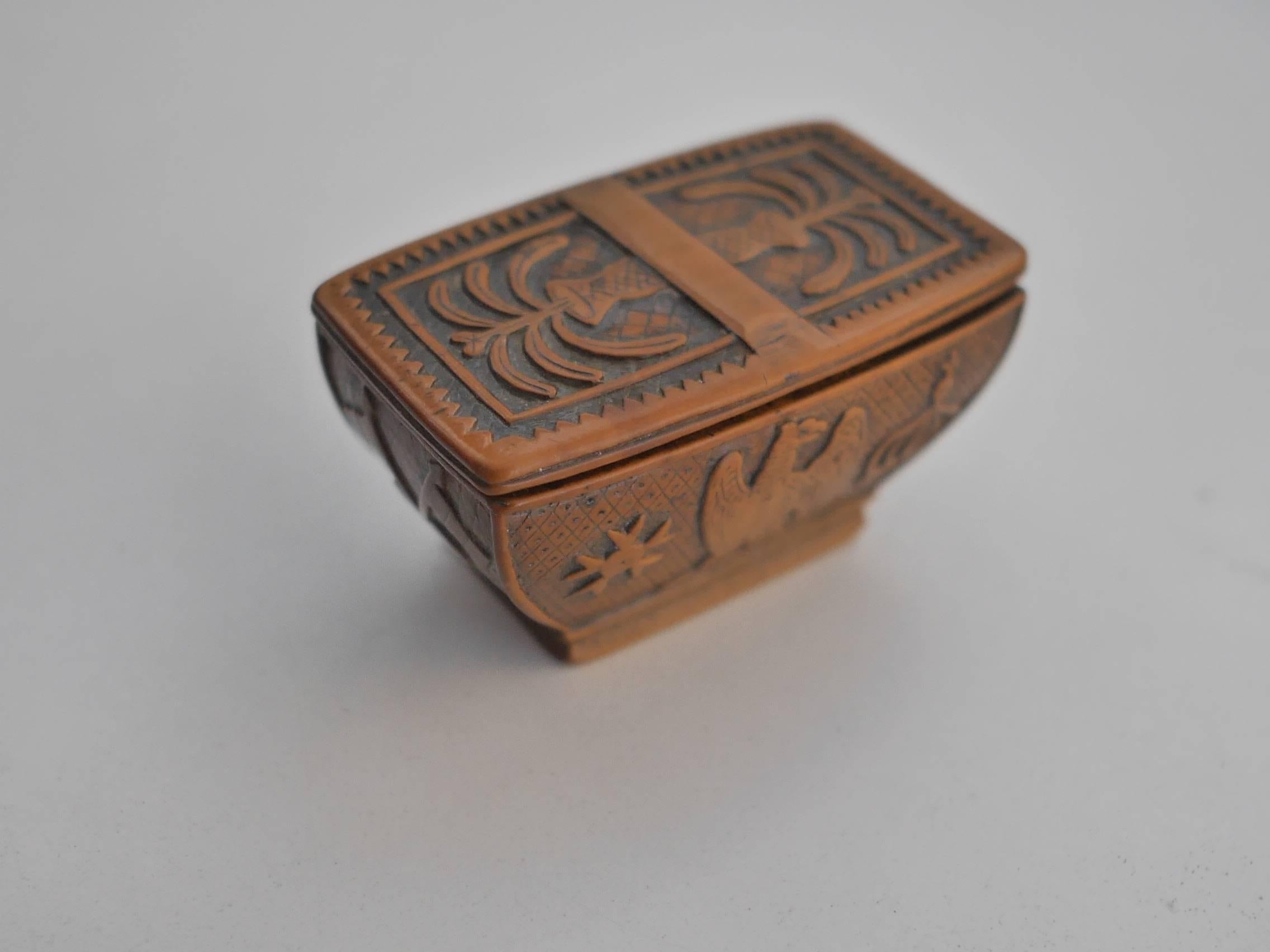 Rare little snuffbox carved in the shape of Napoleon's coffin. Various details engraved all around the box are related to the conqueror: eagle, crown, crossed guns, crossed flags, a heart and his initial 