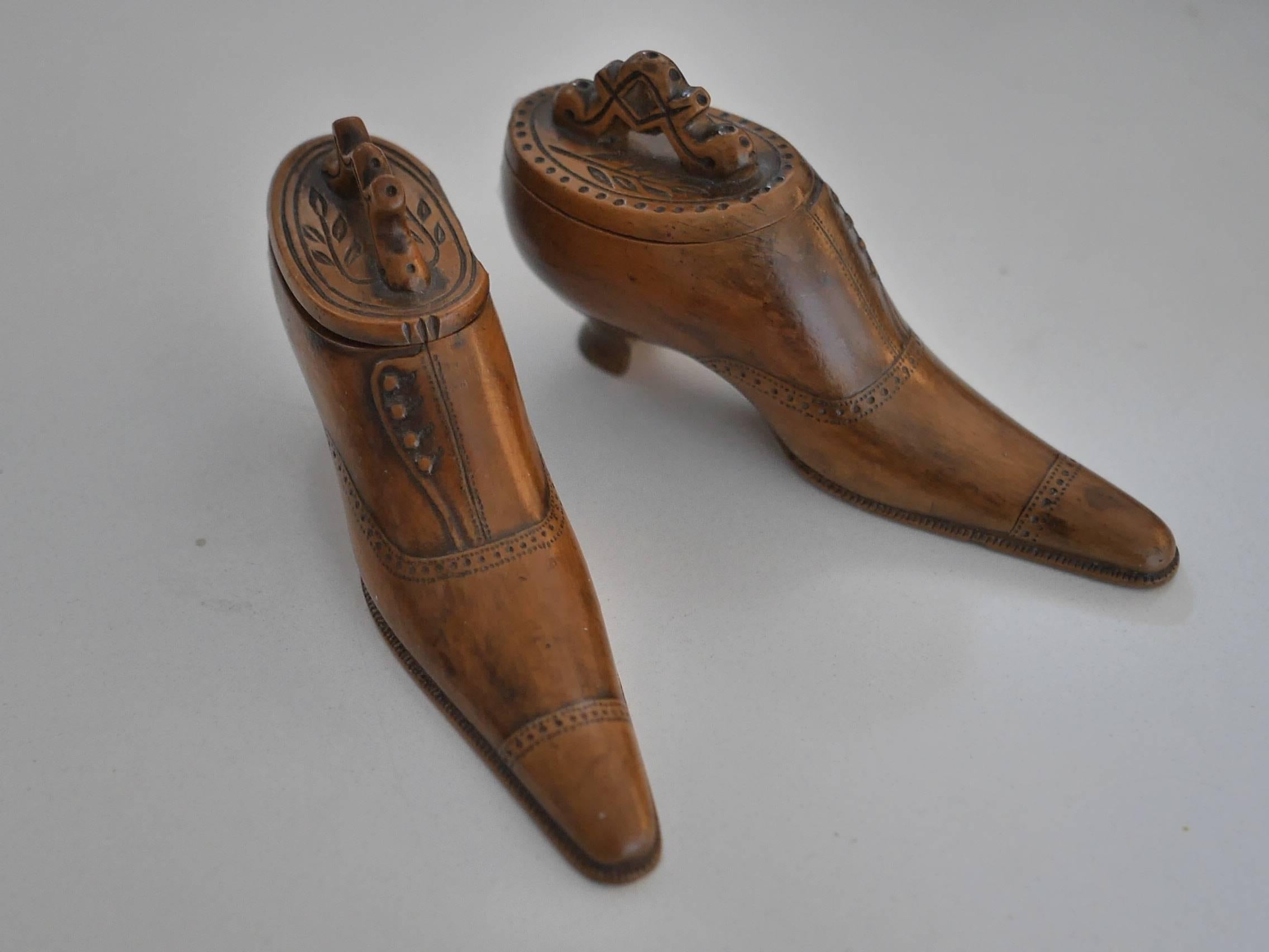 19th Century Mr & Mrs Shoes Snuffbox In Excellent Condition In Paris, FR