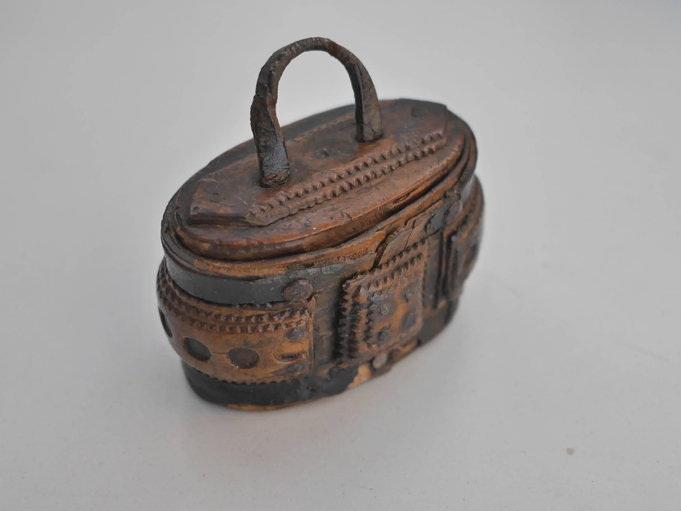 Beautifully decorated cork snuffbox with leather panels.

This is a typical Folk Art piece of work. Inhaling snuff, or snuffing, as it is also called, was first witnessed by a European missionary in 1493, in the new world of Christopher Columbus,