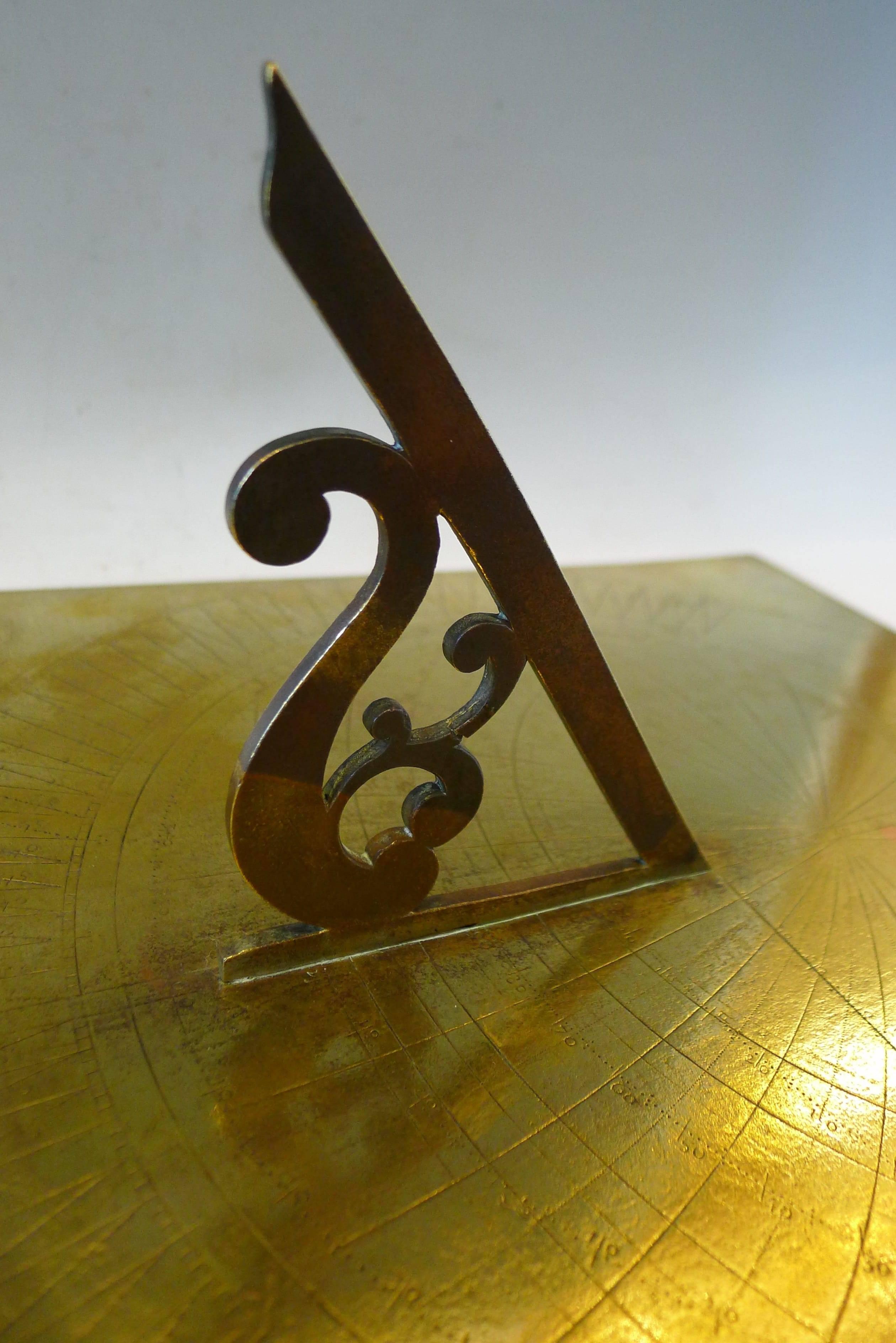 Bronze Horizontal Sundial, 18th Century In Excellent Condition For Sale In Paris, FR