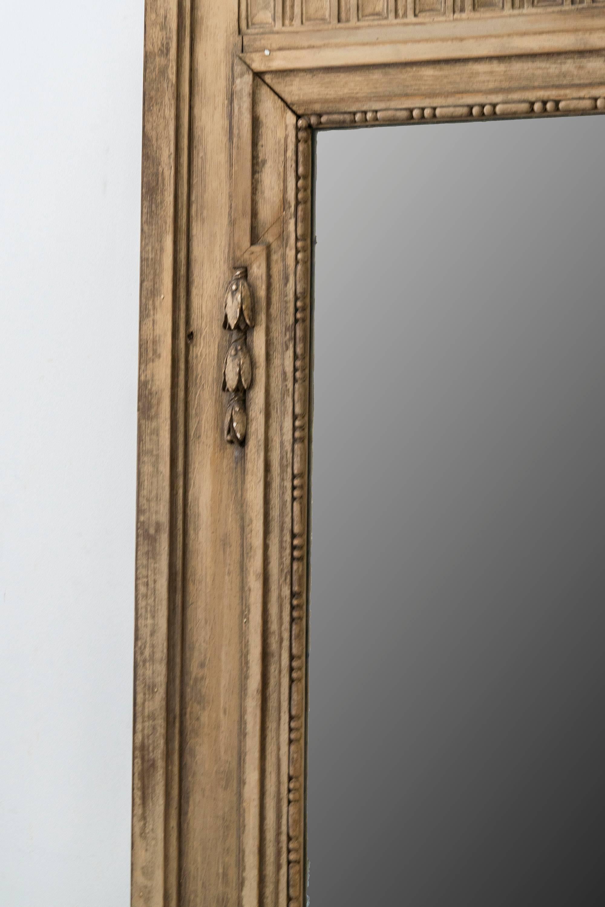 Miroir Trumeau Louis XVI doré, design amiral Excellent état - En vente à Los Angeles, CA