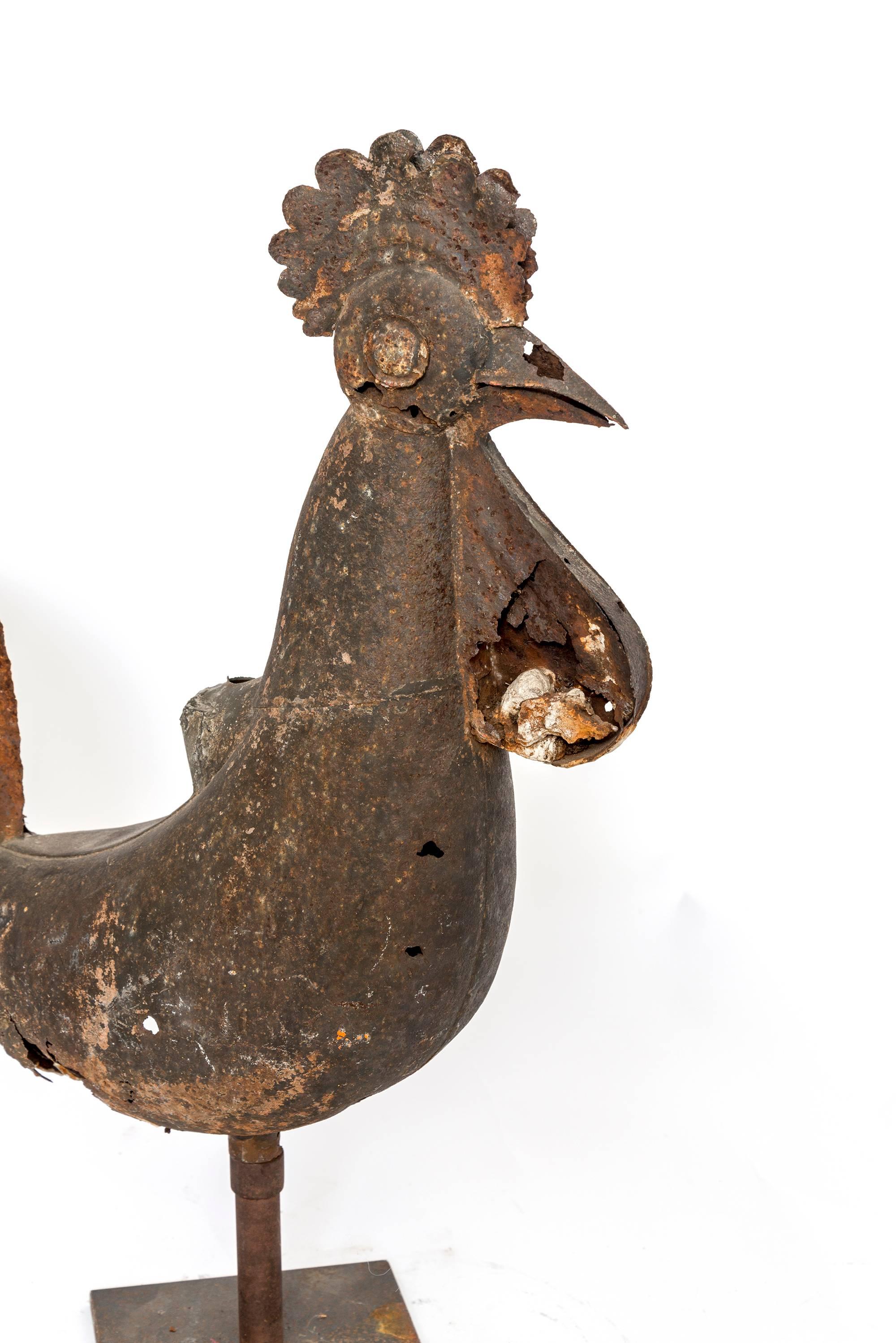 Rustic Zinc Chicken 'Coq' on Stand In Distressed Condition In Los Angeles, CA
