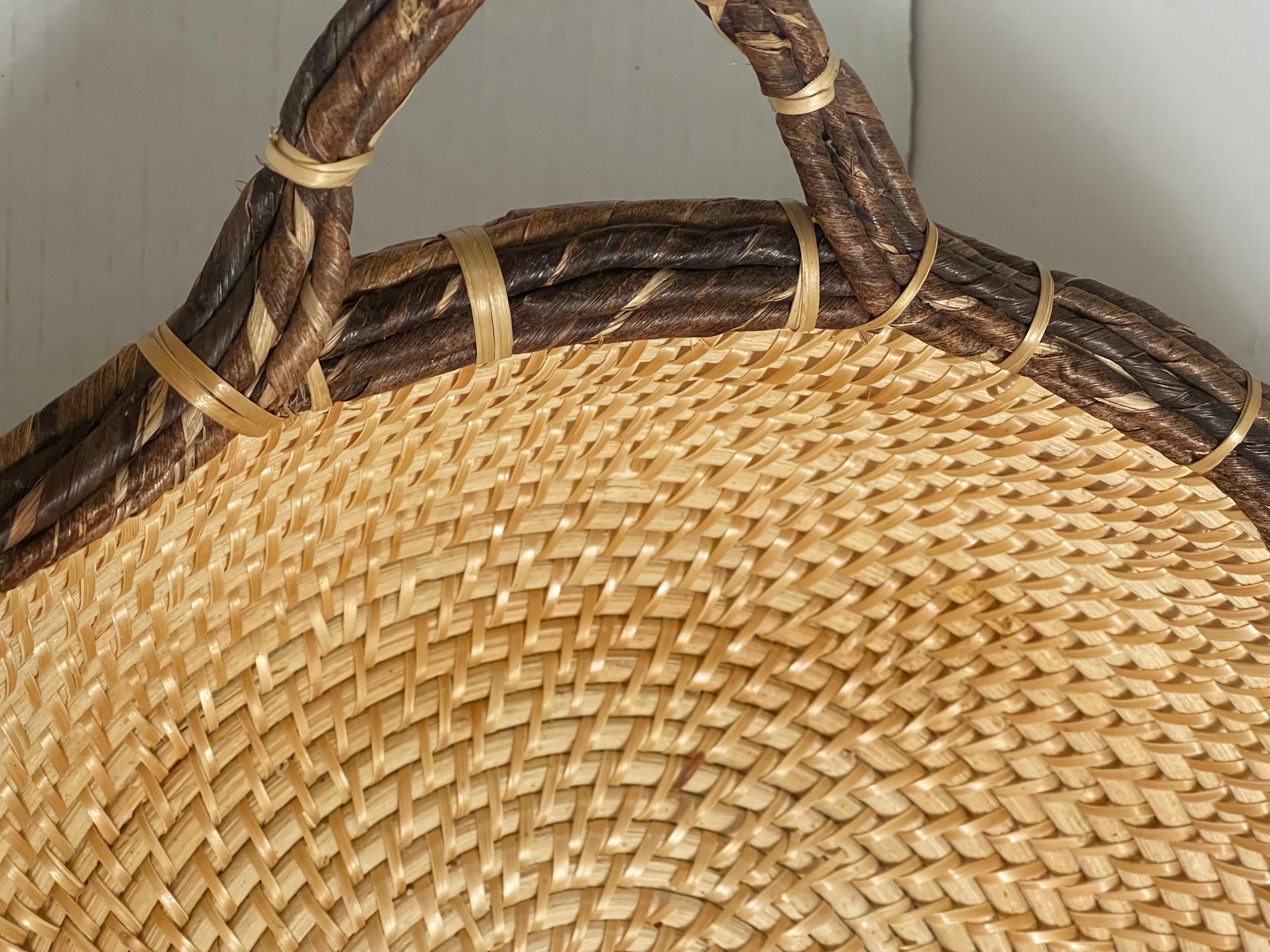 American South Carolina Dillan Sweatgrass Handmade Basket w Handles In Good Condition For Sale In Boca Raton, FL
