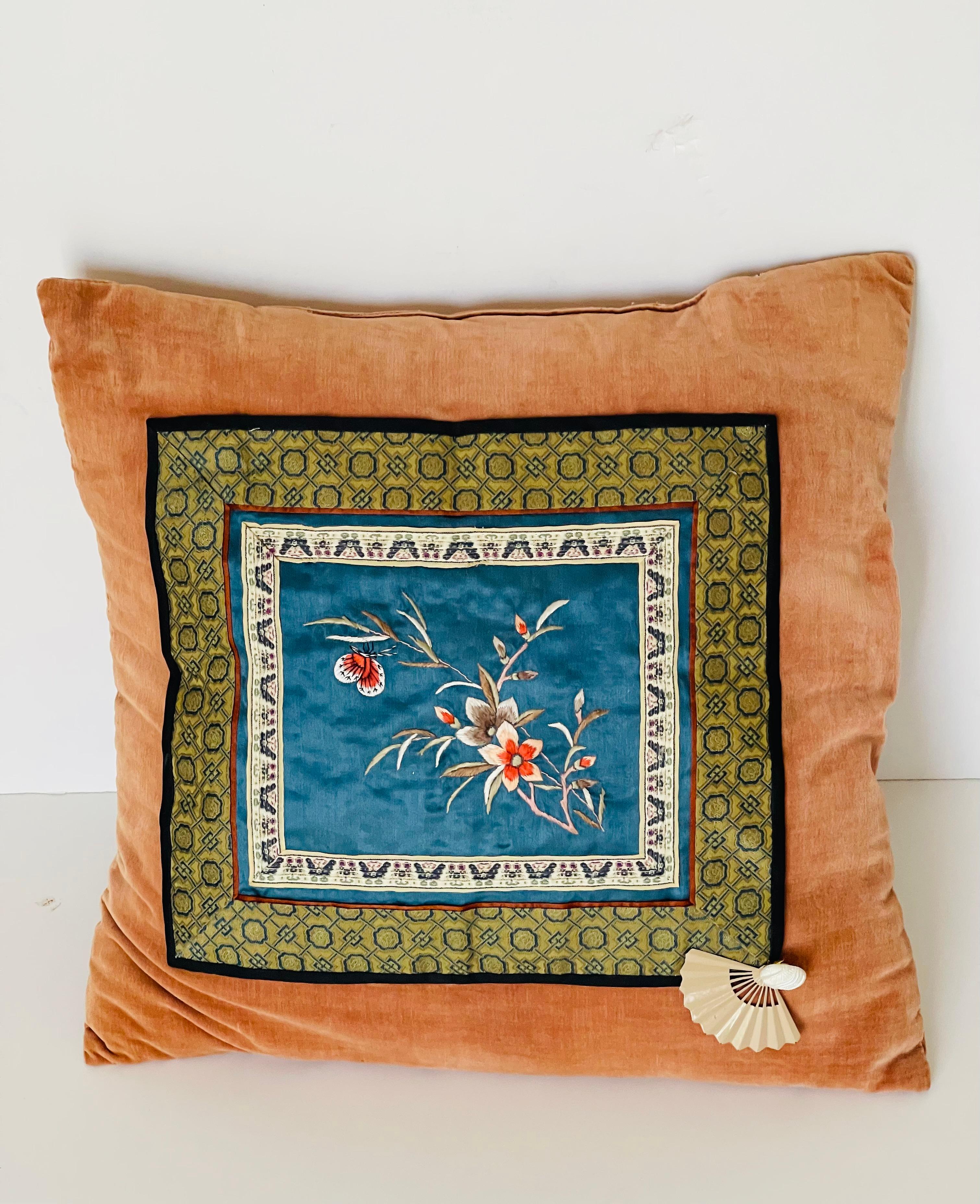 Coussin en velours rose de la Chinoiserie de la dynastie Qing avec brocart de soie brodé de fleurs.