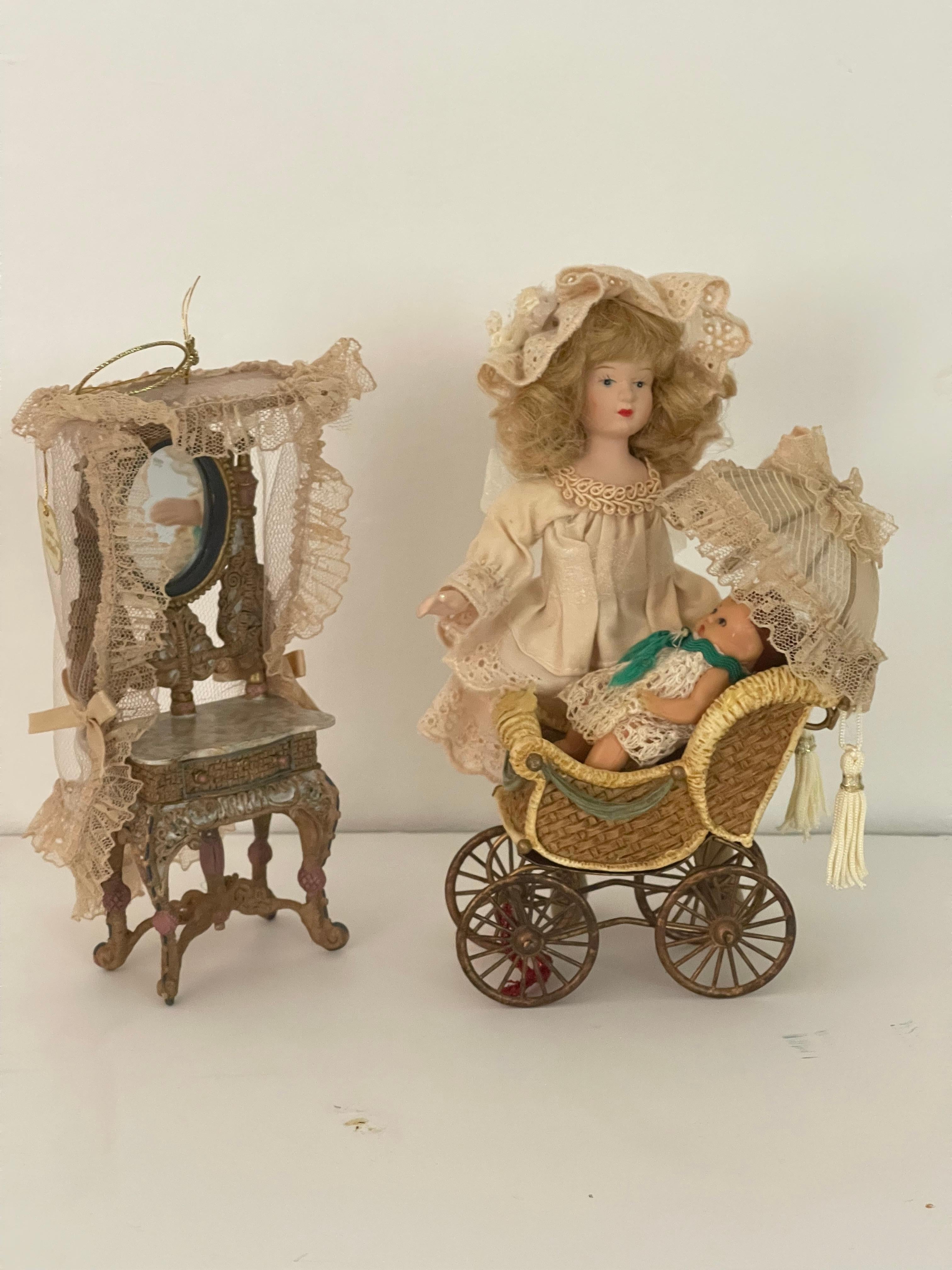 Classique américain Jouets anciens Poupée avec landau et bébé, Foll Furniture en vente