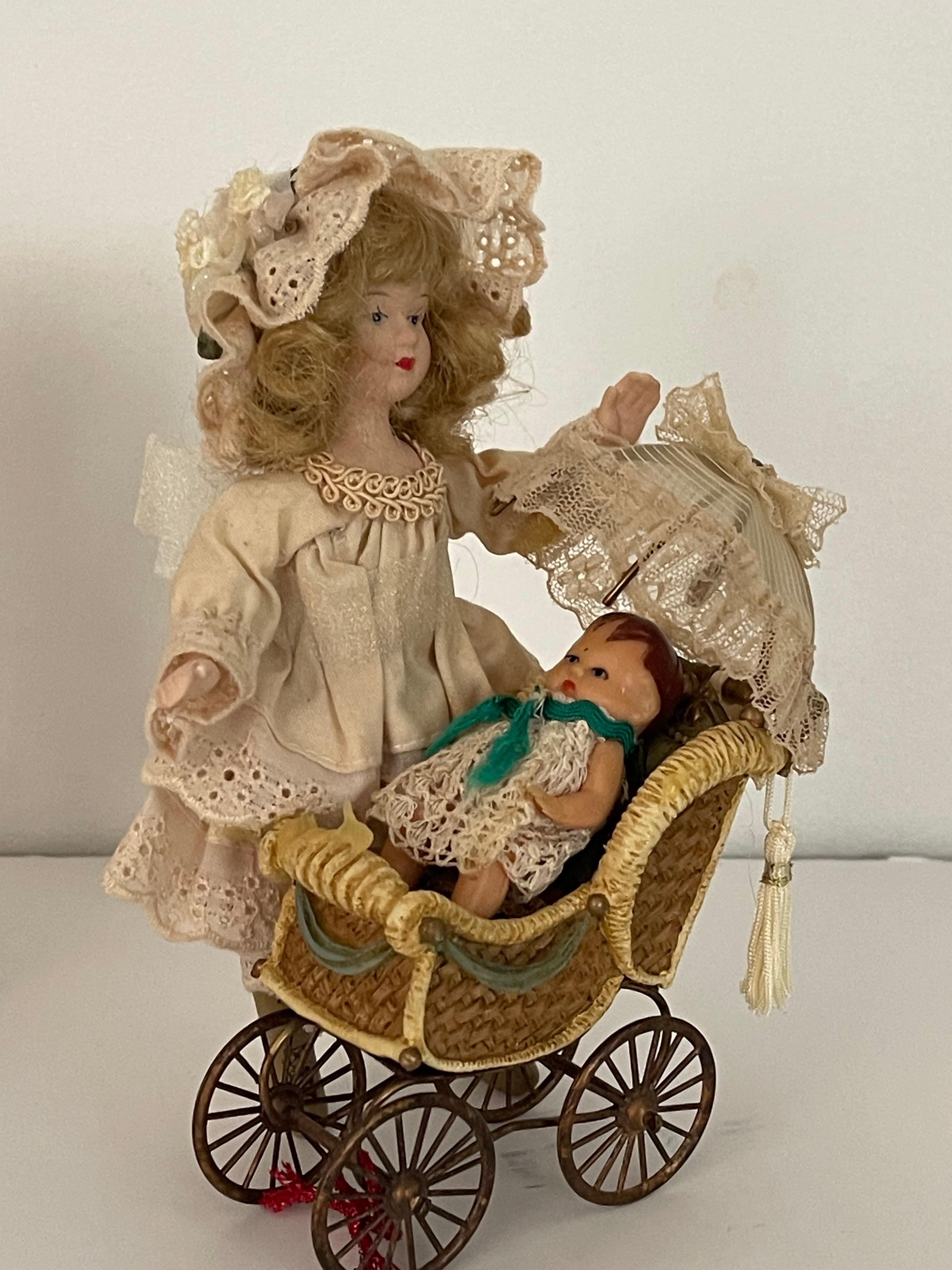 Américain Jouets anciens Poupée avec landau et bébé, Foll Furniture en vente