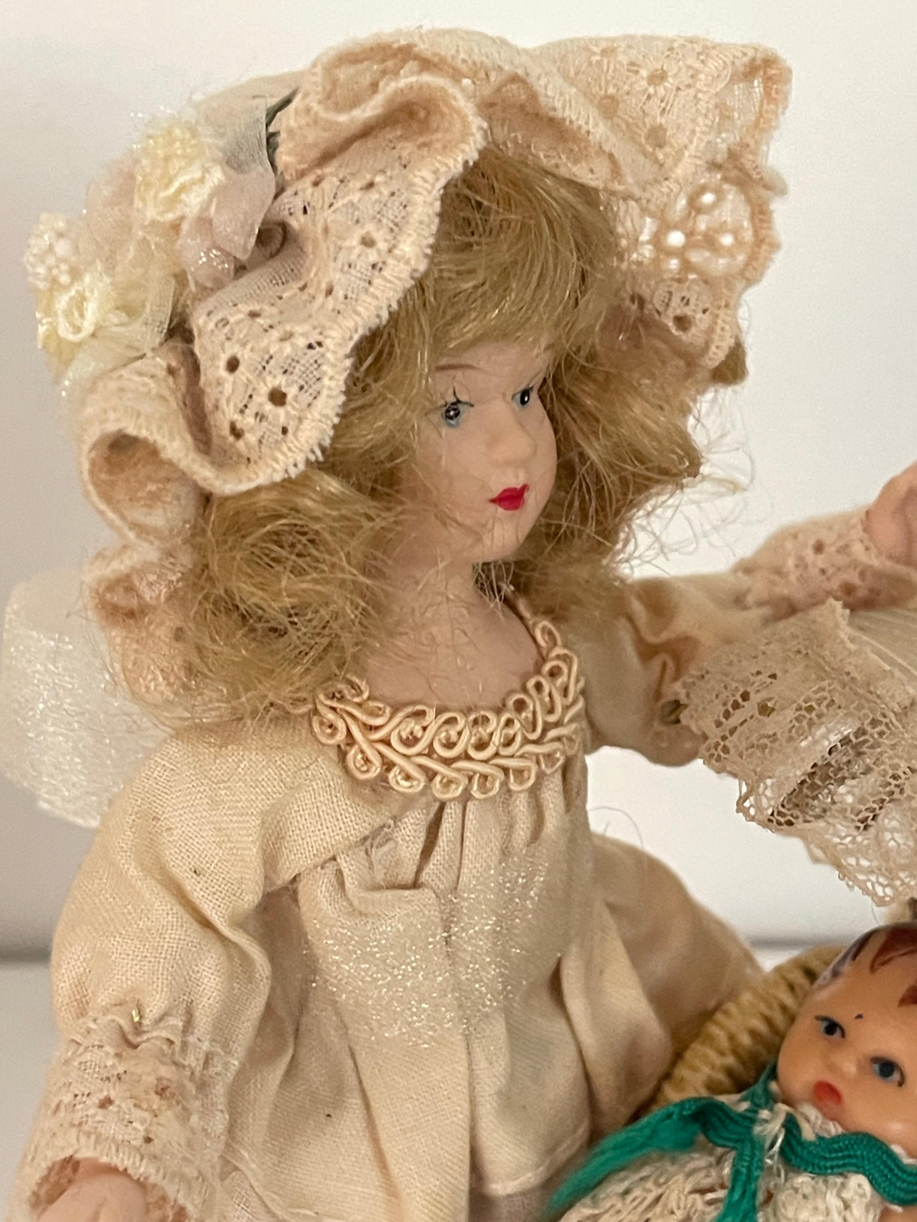 Milieu du XXe siècle Jouets anciens Poupée avec landau et bébé, Foll Furniture en vente