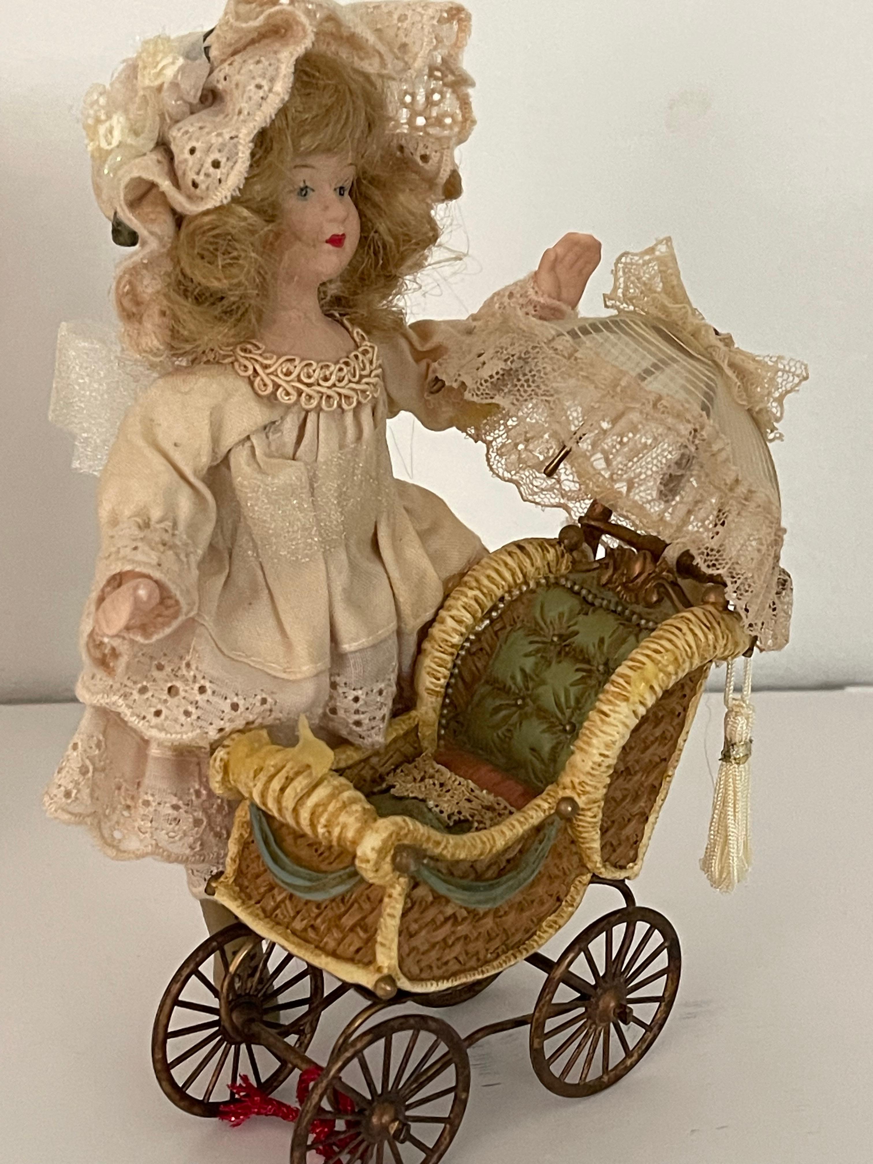 Métal Jouets anciens Poupée avec landau et bébé, Foll Furniture en vente