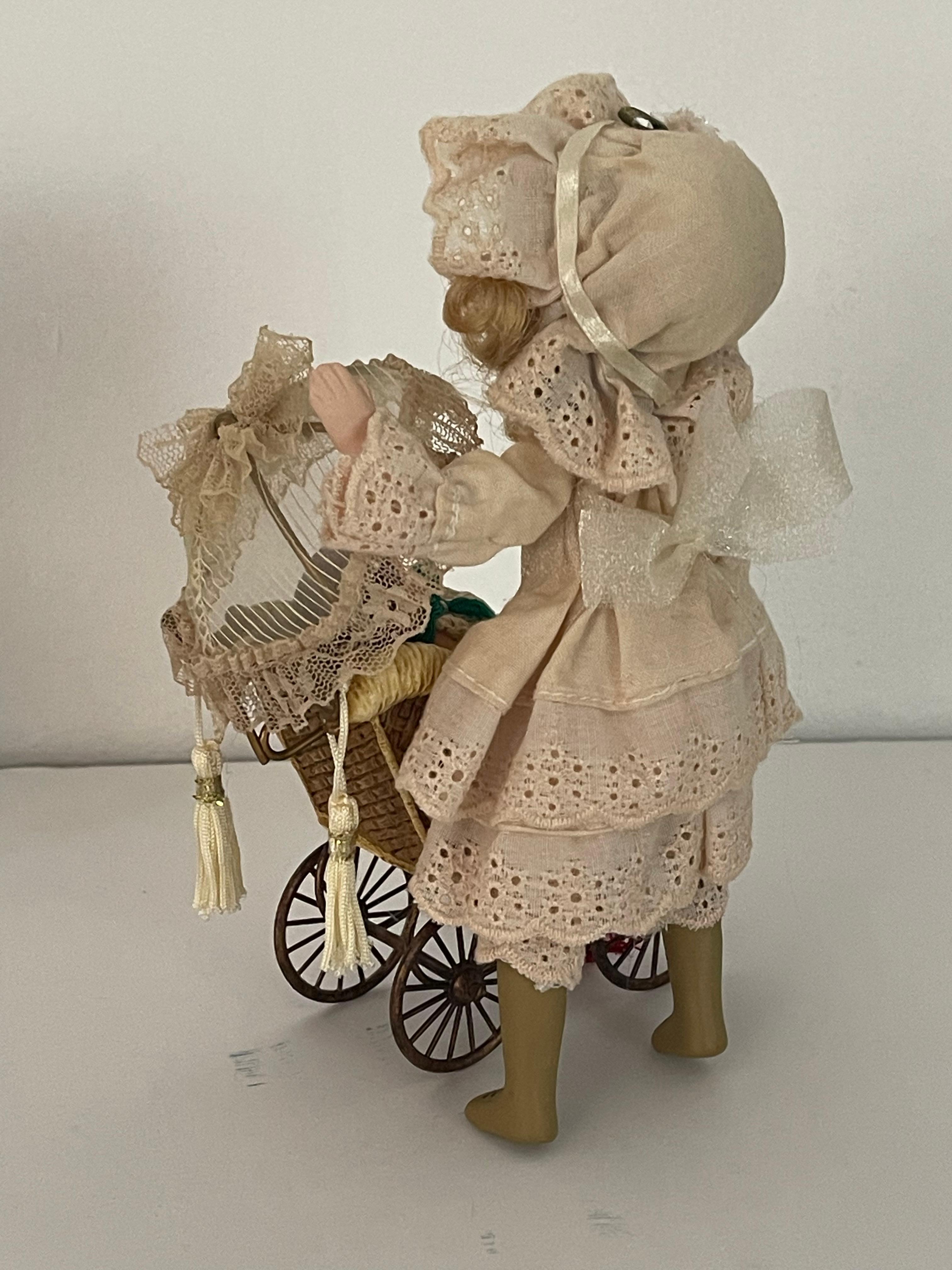 Jouets anciens Poupée avec landau et bébé, Foll Furniture en vente 1