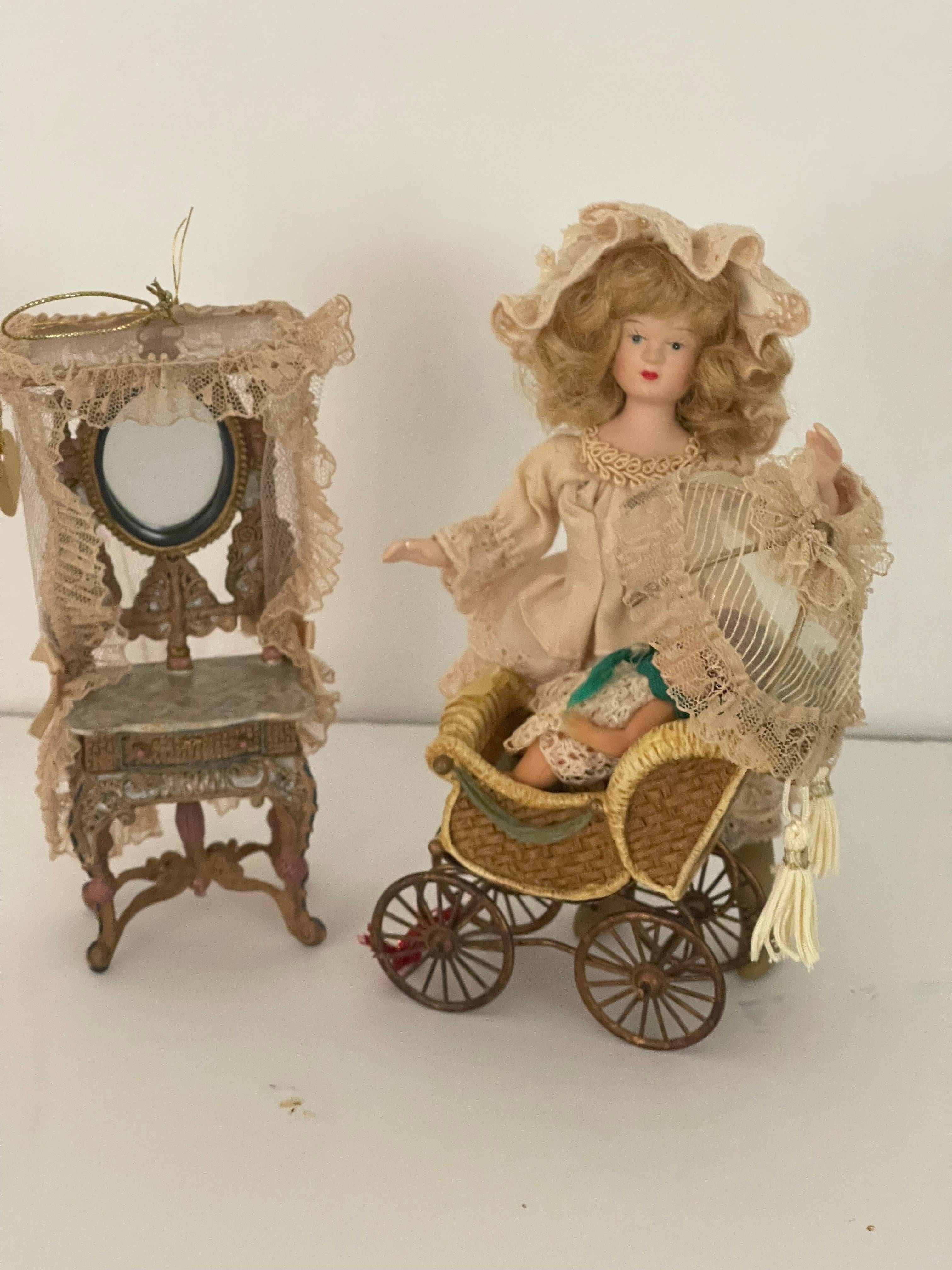 Jouets anciens Poupée avec landau et bébé, Foll Furniture en vente 3