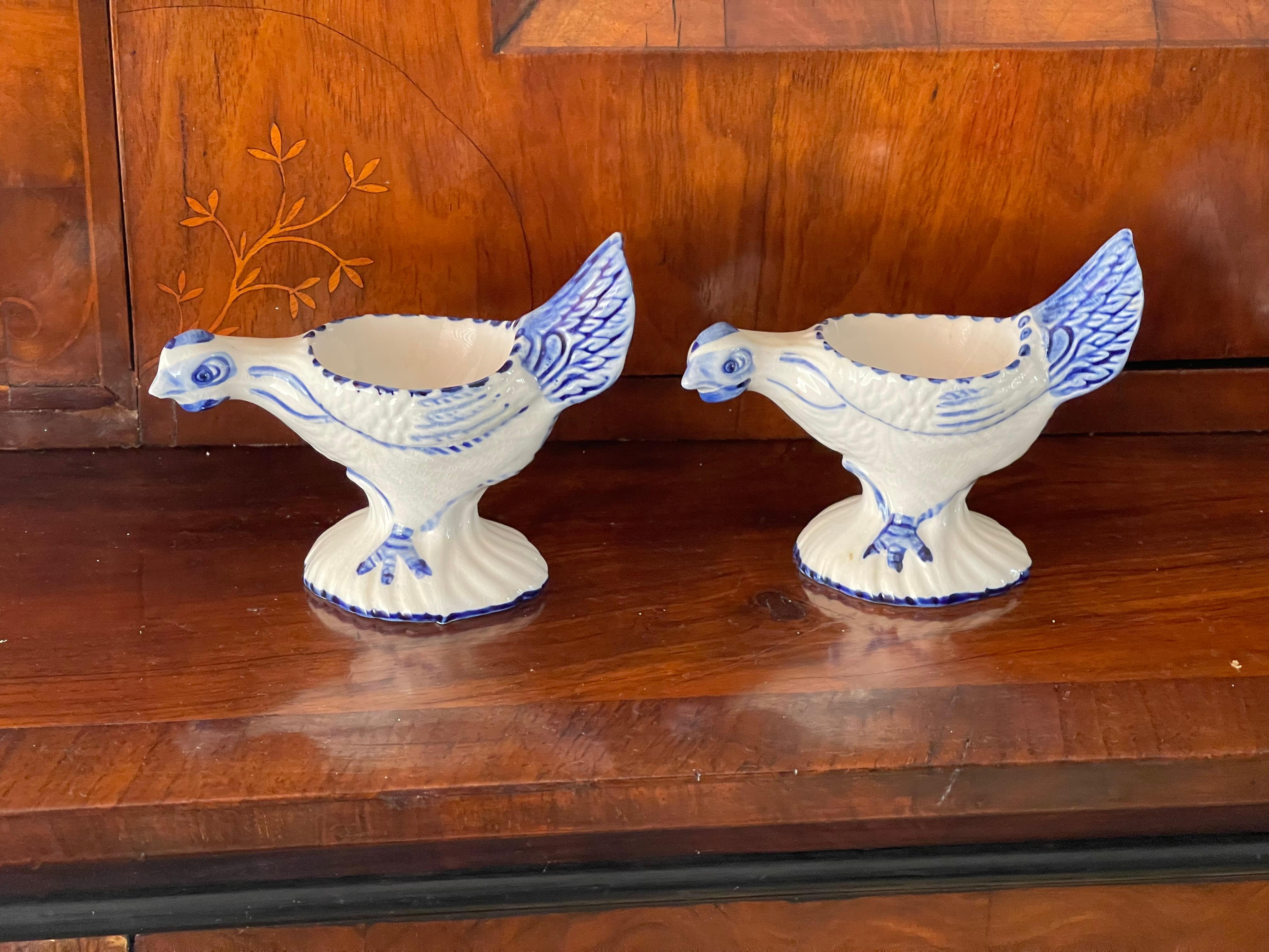 Vintage Delft Keramik Handbemaltes Paar Eierhalter Eierständer in Form von zwei Hennen.