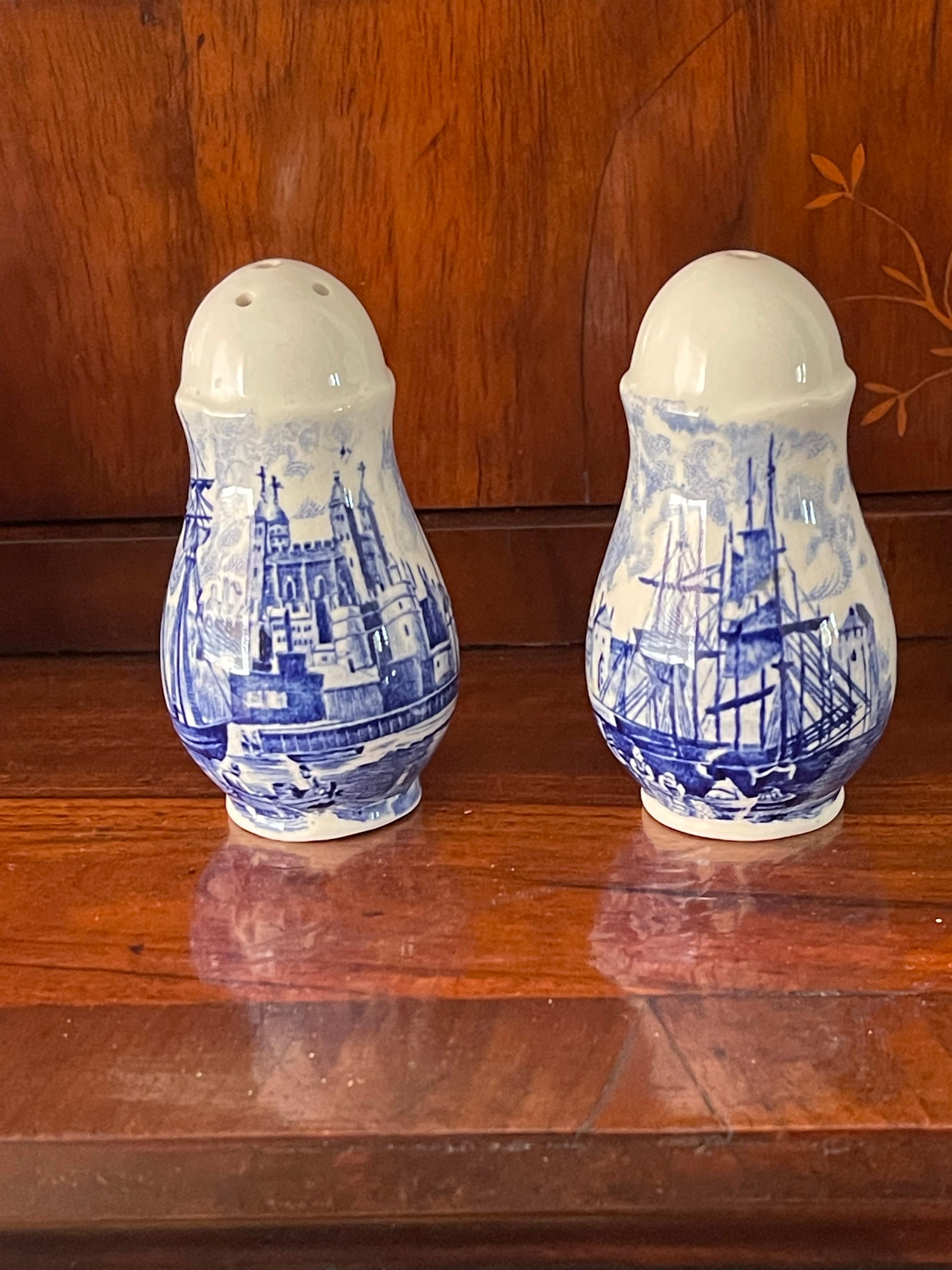 British Colonial Salz-Pfeffer-Keramik Shakers (Britisch Kolonial) im Angebot