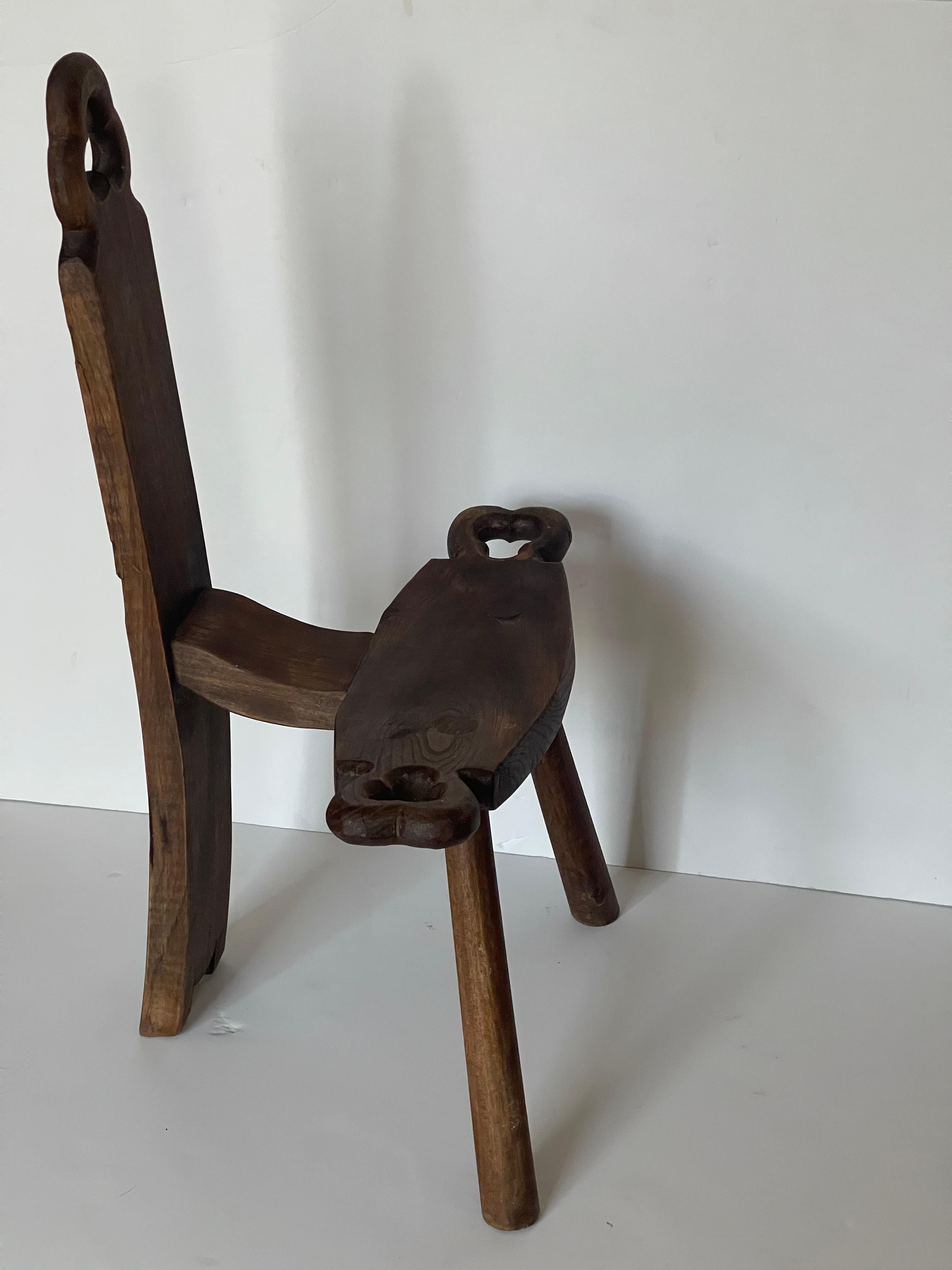 Chaise antique rustique faite à la main, art folklorique, design unique. Fabriqué sans clous, juste avec une jonction de bois. Décoratif et de collection.