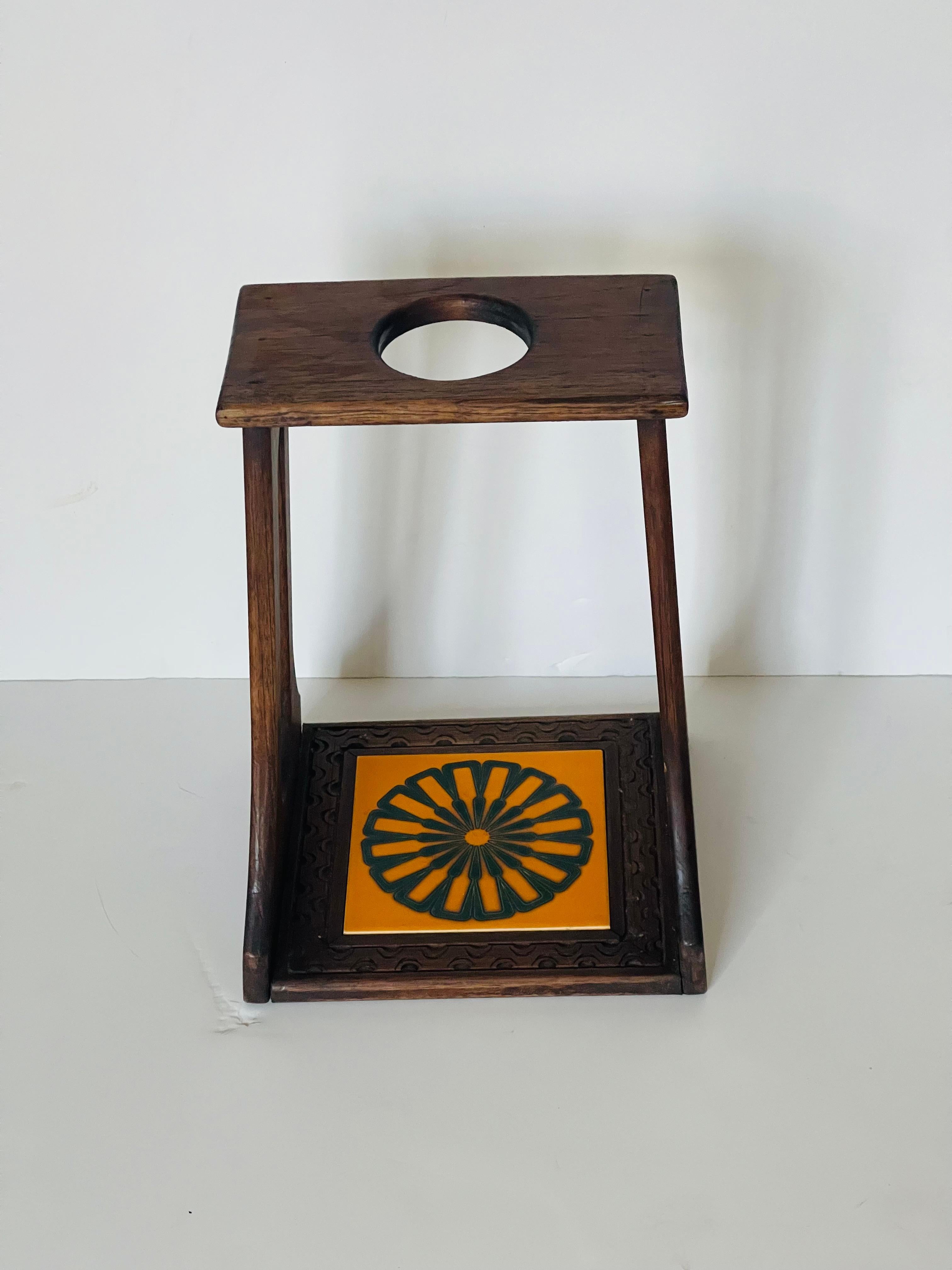 Antico portaombrelli giapponese, realizzato a mano con un design unico, decorato con intagli a mano e splendide piastrelle. Decorativo e da collezione.
