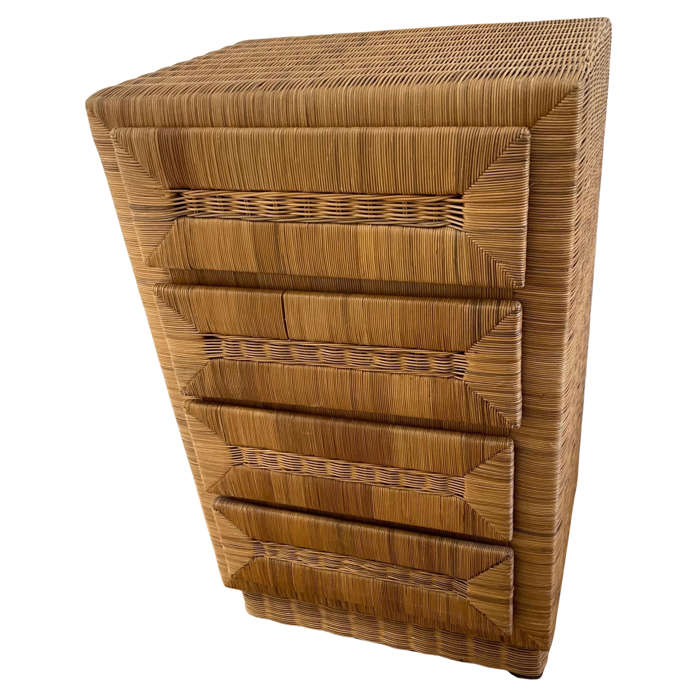 Cassettiera Highboy Safari in rattan intrecciato vintage della costa in vendita