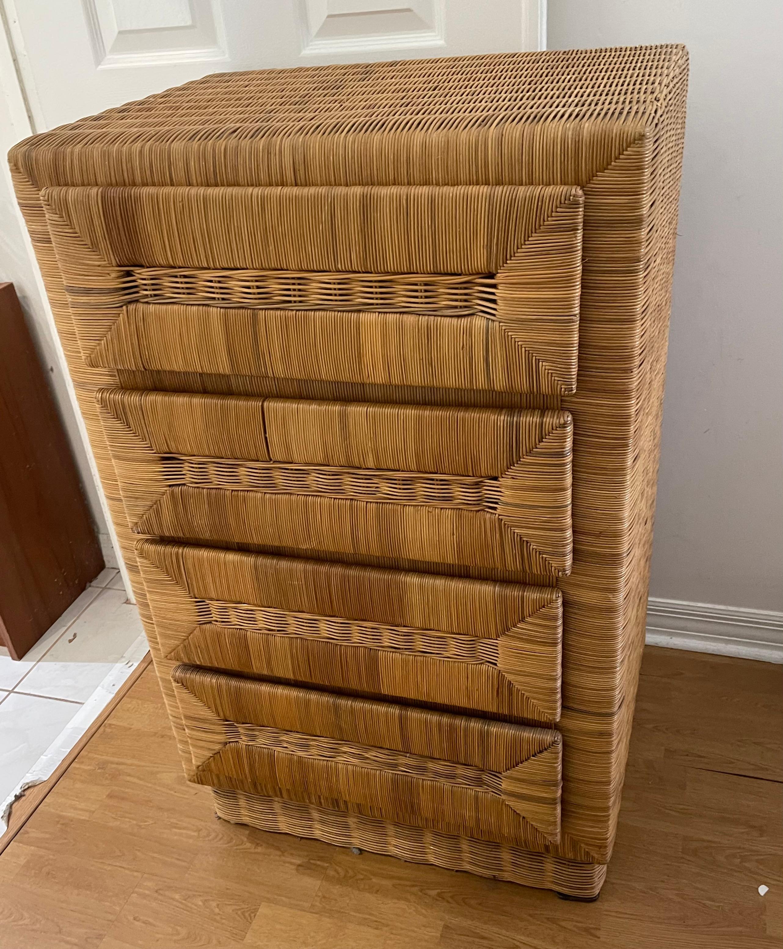 Cassettiera a 4 cassetti in rattan intrecciato in stile safari costiero vintage.